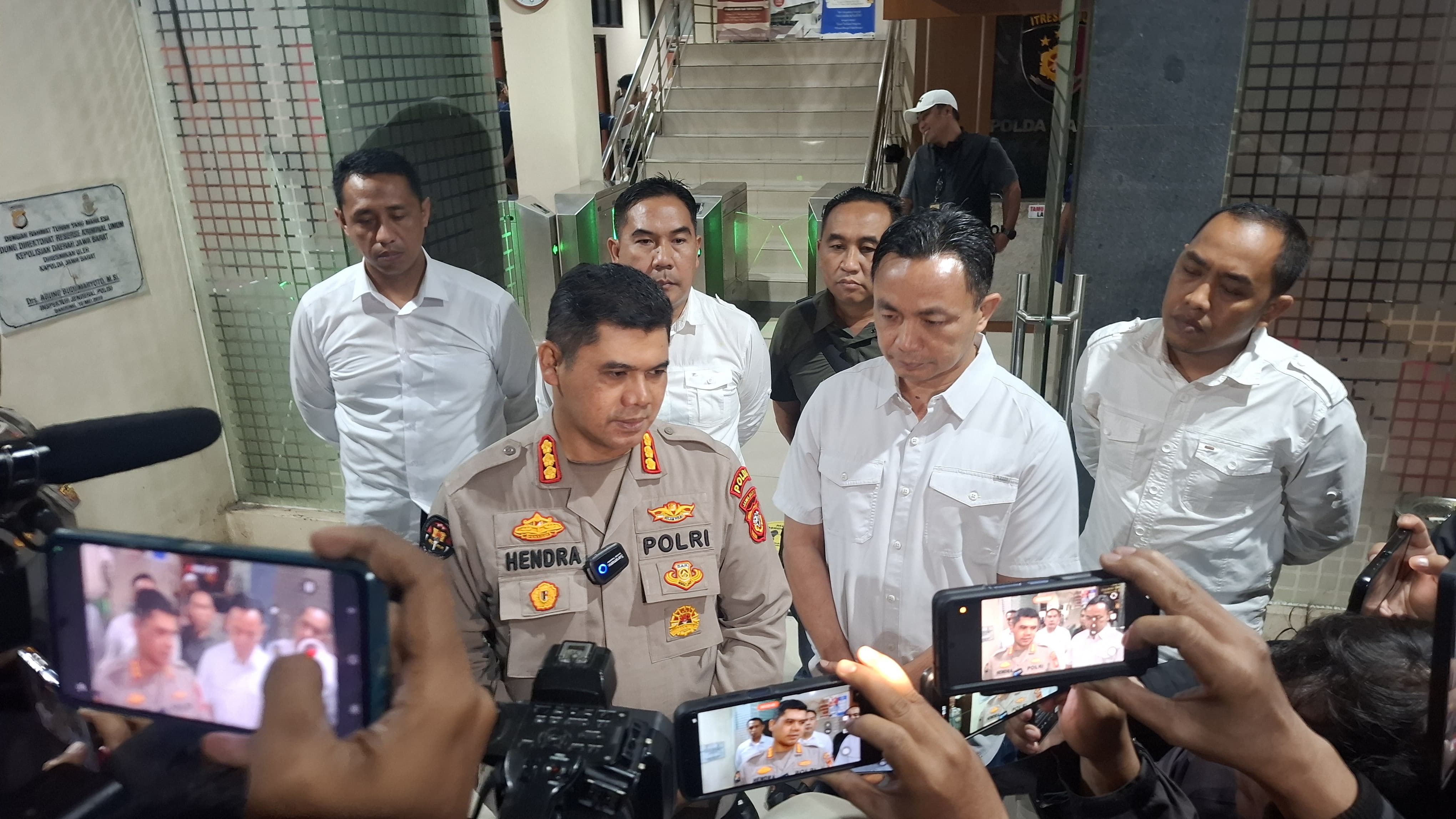 Polda Jabar Bongkar Sindikat Perdagangan Bayi Internasional, 12 Tersangka Ditangkap Kabid Humas Polda Jabar, Kombes Pol Hendra Rochmawan. (Foto/istimewa)