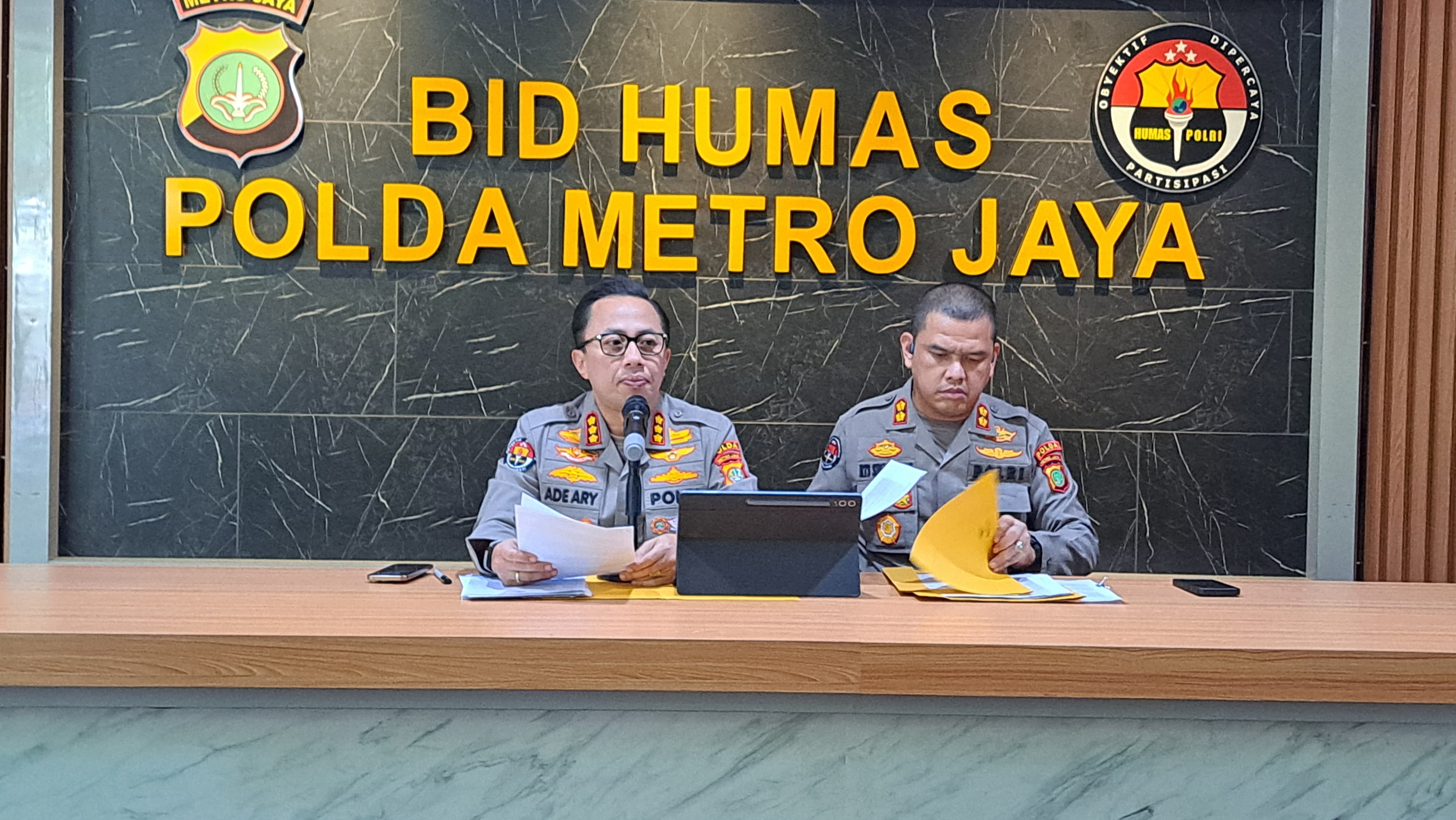 Kabid Humas Polda Metro Jaya Kombes Pol Ade Ary Syam Indradi (kiri) saat memberikan keterangan. (BeritaNasional/Bachtiarudin Alam)