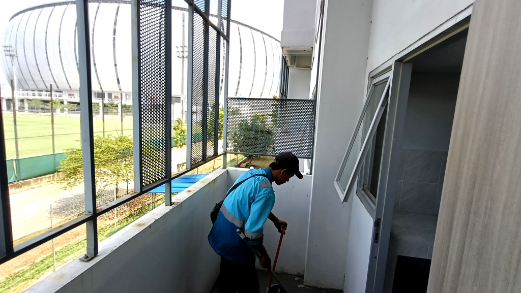 Suasana sekitar gedung Kampung Susun Bayam yang berada di kawasan Jakarta International Stadium (JIS), Jakarta, Kamis (31/7/2025). (Beritanasional.com/OkeAtmaja)