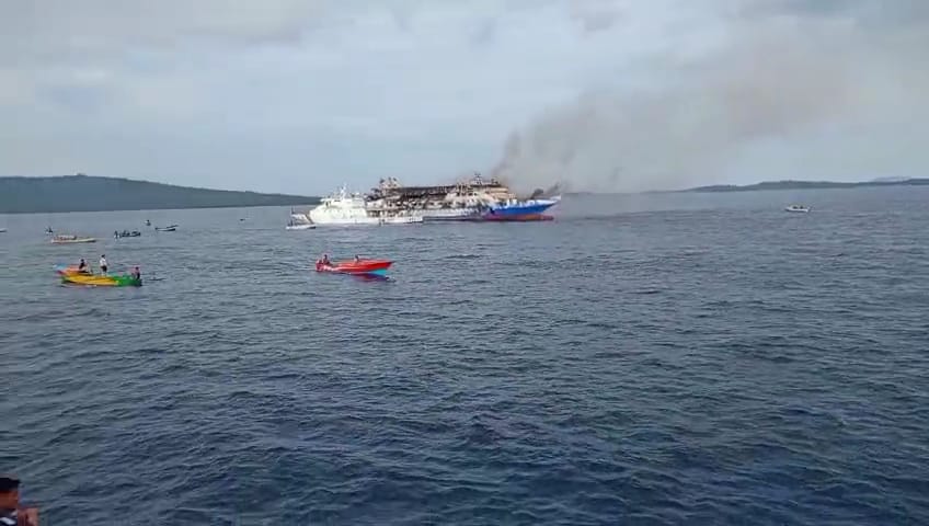 Kapal Barcelona V terbakar di perairan Sulawesi Utara. (Foto/Basarnas)