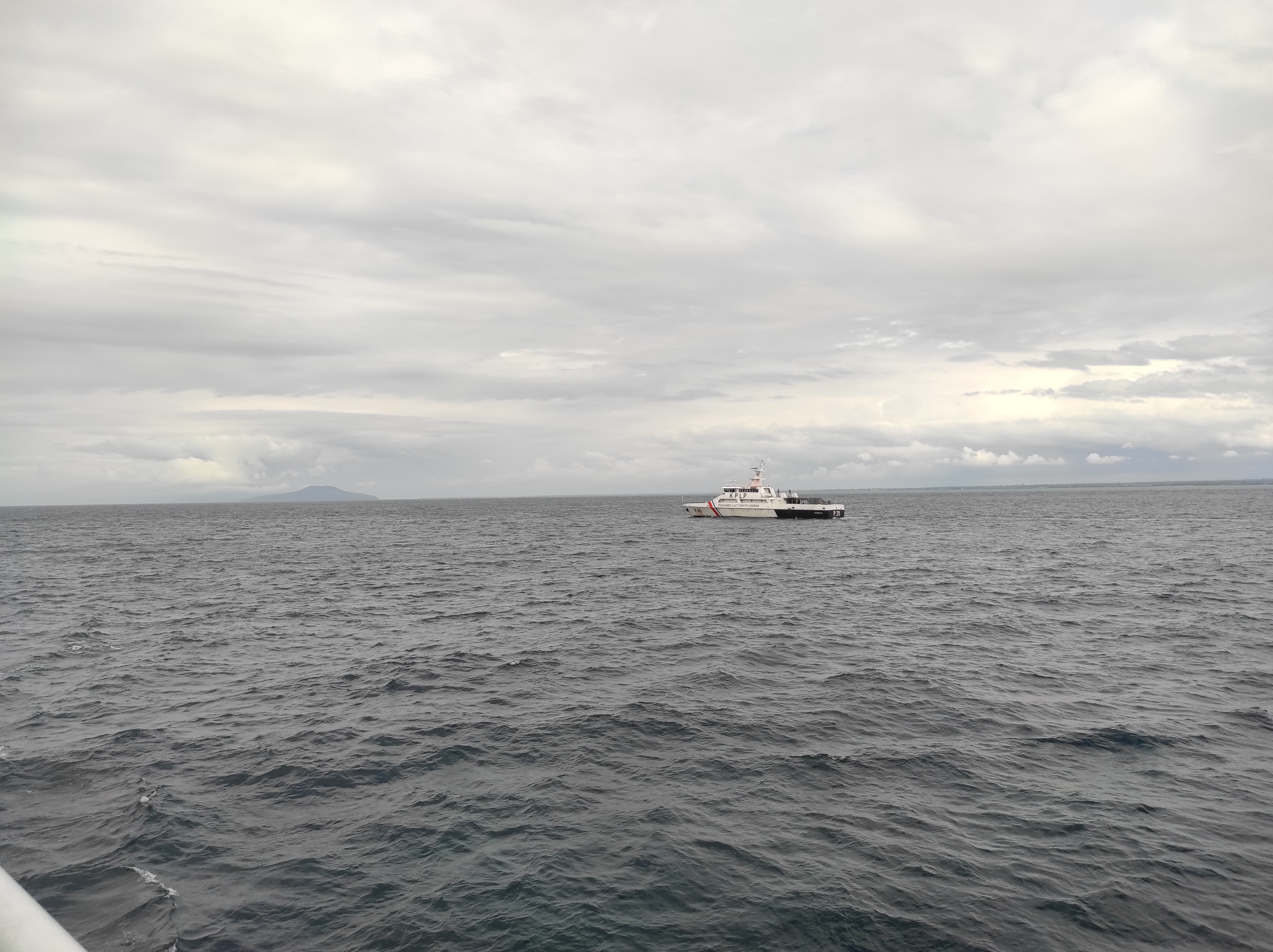 Kapal pencari korban tenggelamnya KMP Tunu Pratama Jaya di Perairan Selat Bali. (Foto/Istimewa)