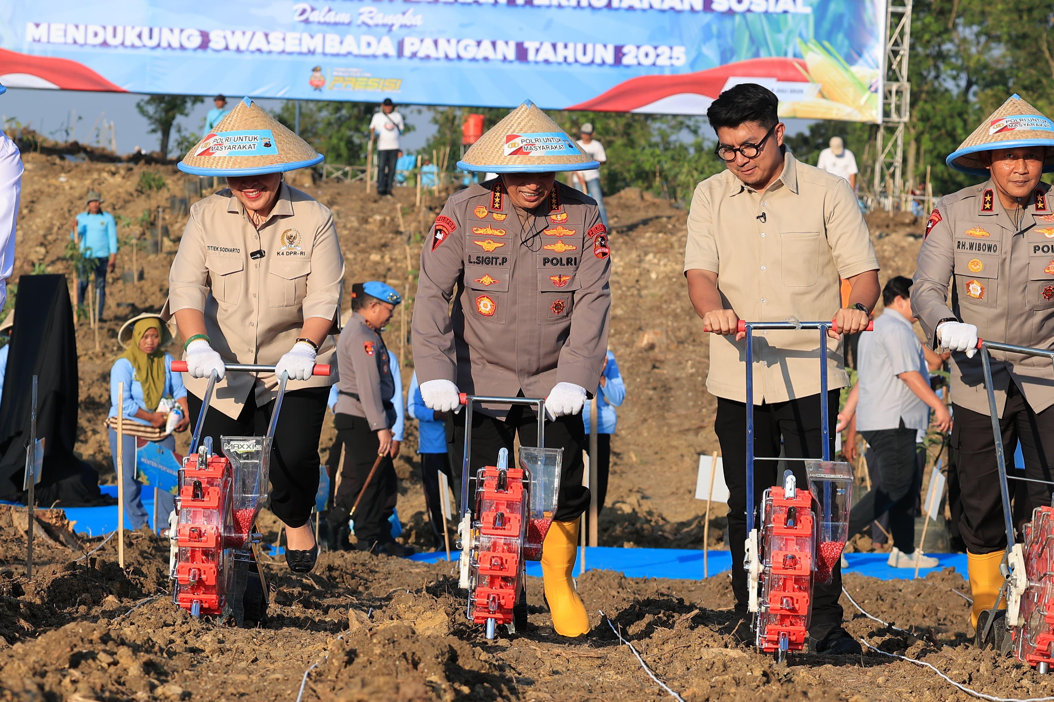Kapolri Jenderal Listyo Sigit Prabowo saat menanam jagung. (Foto/Istimewa)
