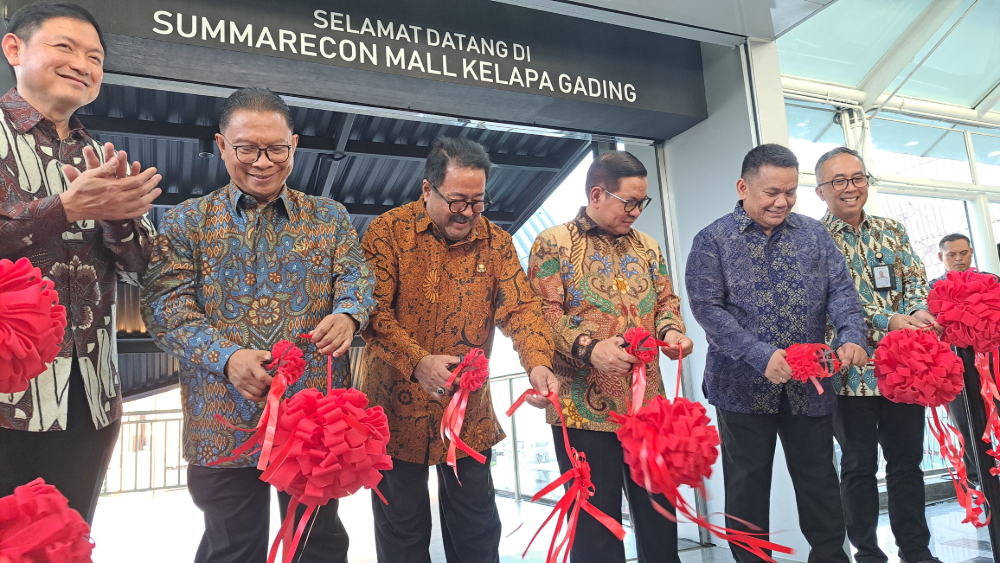Gubernur Jakarta Pramono Anung (tiga dari kanan) saat peresmian Summarecon Mall Kelapa Gading. (BeritaNasional/Lydia)