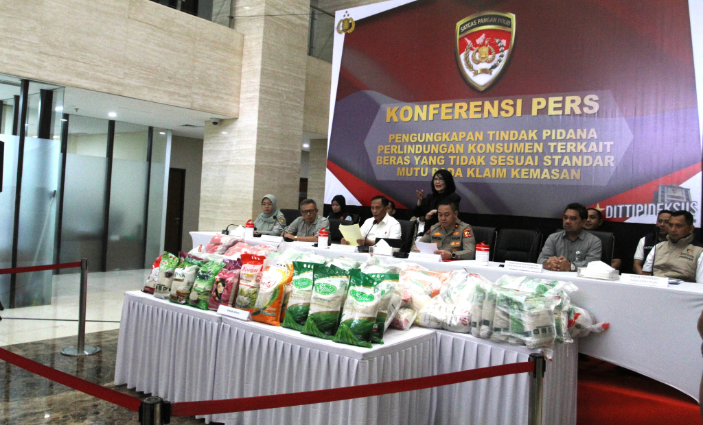 Dirtipideksus Bareskrim Polri sekaligus Kasatgas Pangan Polri Brigjen Pol. Helfi Assegaf (kedua kanan) didampingi Karo Penmas Divhumas Polri Brigjen Pol. Trunoyudo Wisnu Andiko (kanan) memberikan keterangan saat pengungkapan kasus beras premium oplosan di Gedung Bareskrim, Mabes Polri, Jakarta, Kamis (24/7/2025). (Berita nasional.com/Oke Atmaja)