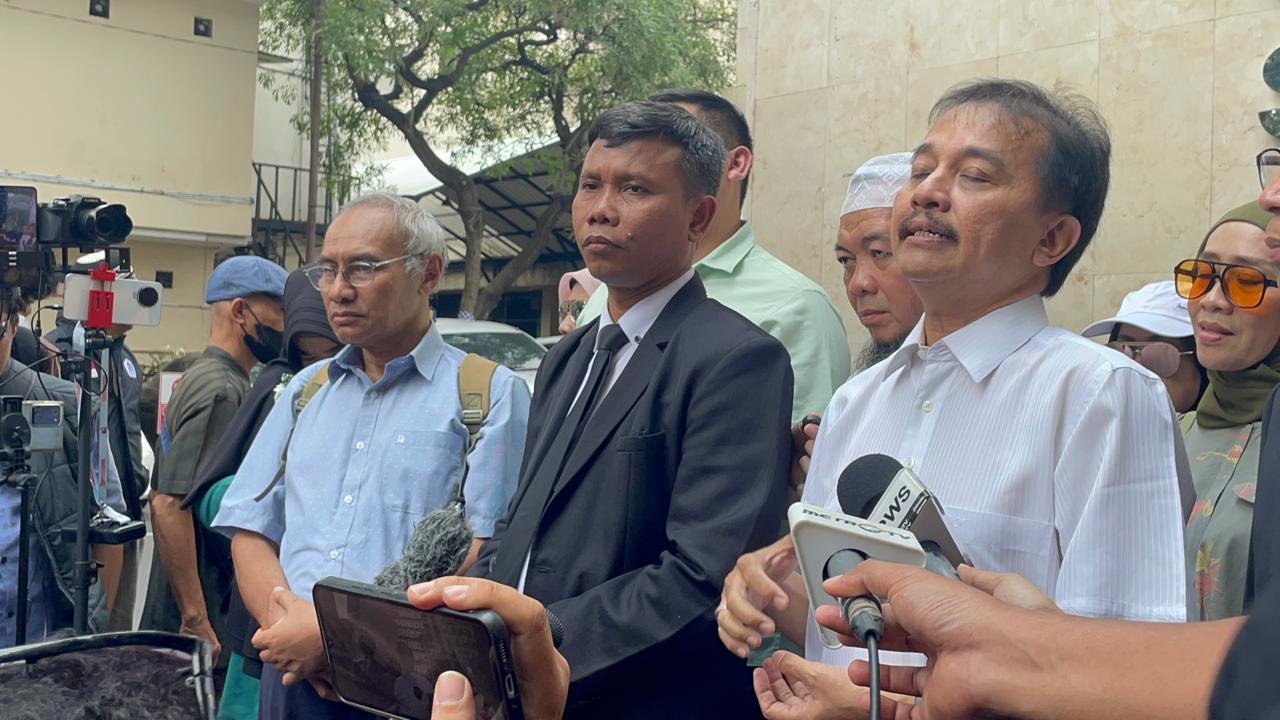Kasus Ijazah Jokowi Naik ke Penyidikan, Roy Suryo Ajukan 2 Permintaan ke Polda Metro Jaya Pakar Telematika Roy Suryo tiba-tiba kembali mendatangi Polda Metro Jaya. (BeritaNasional/Bachtiar)