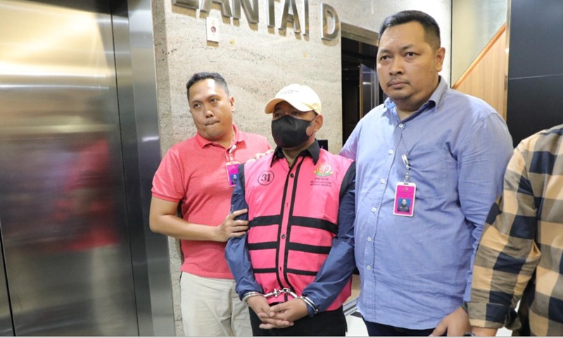 Tersangka kasus suap pengaturan vonis lepas perkara korupsi ekspor crude palm oil (CPO) tahun 2021–2022. (BeritaNasional/Panji Septo)