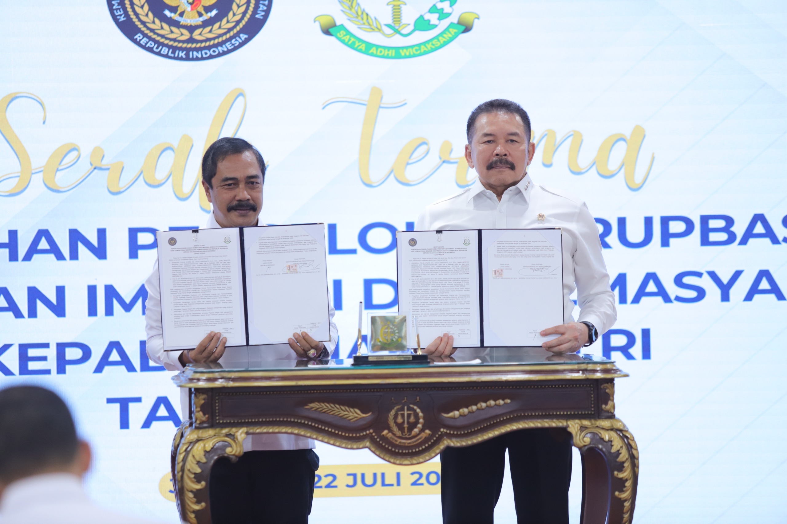Jaksa Agung ST Burhanuddin bersama Menteri Imipas Agus Andrianto menandatangani pengalihan Rupbasan. (BeritaNasional/dok Kejagung),