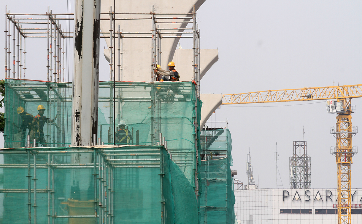 Aktivitas pekerja proyek pembangunan kereta layang Light Rail Transit (LRT) fase 1B rute Manggarai-Velodrome di Jakarta, Jumat (18/7/2025).(Beritanasional.com/Oke Atmaja)