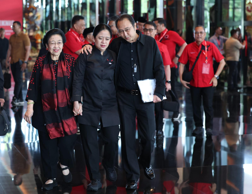 Ketua DPP: Tidak Ada Faksi-faksi di PDI Perjuangan Kedua anak Ketua Umum PDI Perjuangan Megawati Soekarnoputri, Puan Maharani (tengah) dan Muhammad Prananda Prabowo, saat bimtek di Bali. (Foto/Dok PDIP)