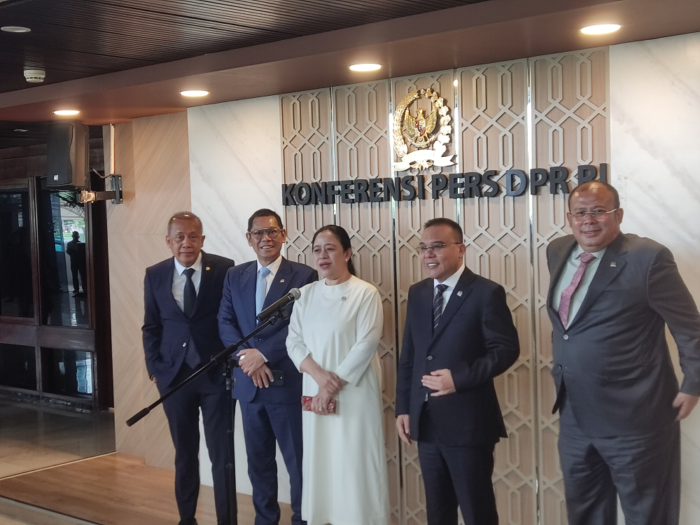 Ketua DPR Puan Maharani (tengah) saat memberikan keterangan soal kapal tenggelam di Selat Bali. (BeritaNasional/Ahda)