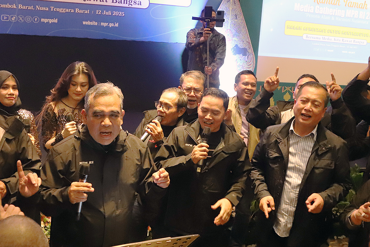 Ketua MPR Ahmad Muzani,  Gubernur Nusa Tenggara Barat Lalu Muhammad Iqbal dan Ketua Koordinatoriat Wartawan Parlemen (KWP) Ariawan saat ramah tamah bersama KWP. (BeritaNasional/Elvis Sendouw)