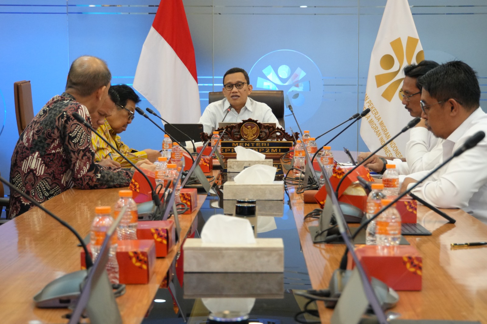 Menteri Pelindungan Pekerja Migran Indonesia (P2MI), Abdul Kadir Karding, menerima kunjungan Pendiri Bosowa Grup, HM Aksa Mahmud, di kantor KemenP2MI. (BeritaNasional/Elvis Sendouw/HO/ Hms P2MI)