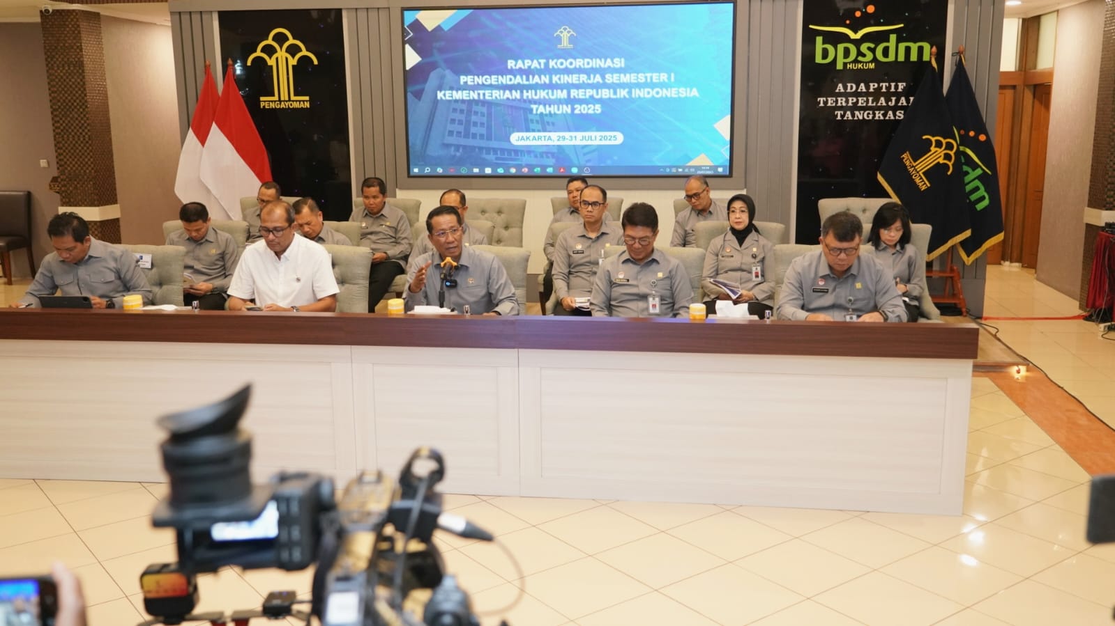 Mentri Hukum Supratman Andi Agtas menjelaskan capaian kementerinnya. (BeritaNasional/dok Kemenkum)