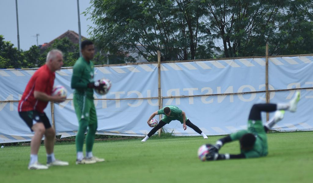 Kiper anyar Persib Bandung Adam Przybek (dua dari kanan) mengikuti sesi latihan perdana. (Foto/persib.co.id)