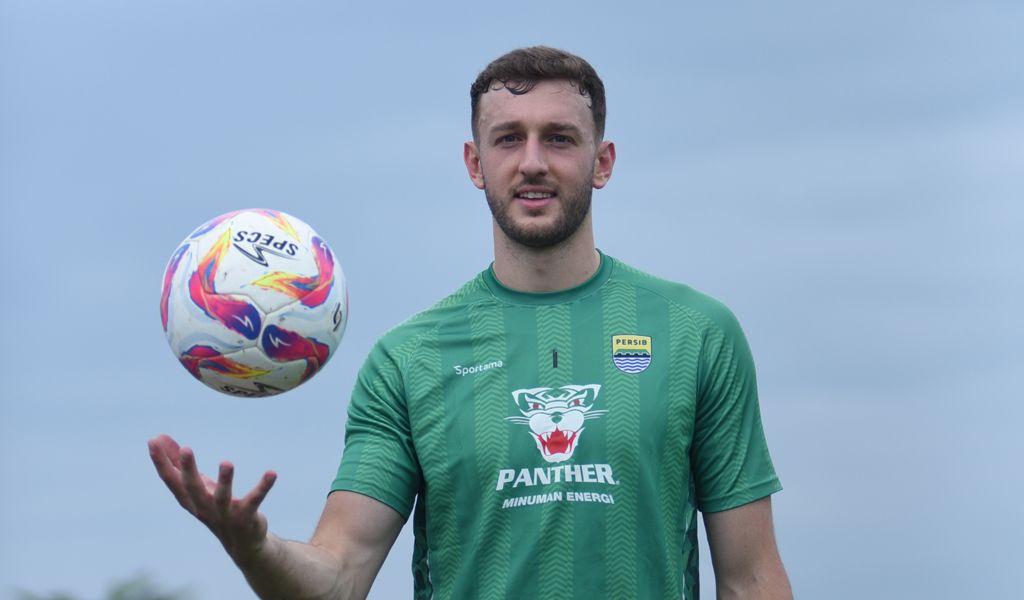 Kiper anyar Persib Bandung Adam Przybek mengikuti sesi latihan perdana. (Foto/persib.co.id)