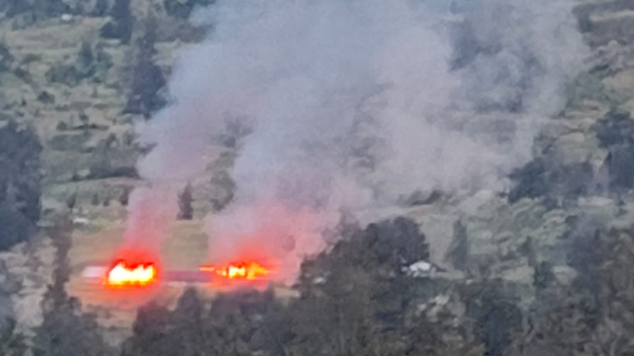 KKB bakar dua unit rumah milik Bupati Puncak Elvis Tabuni. (Foto/istimewa)