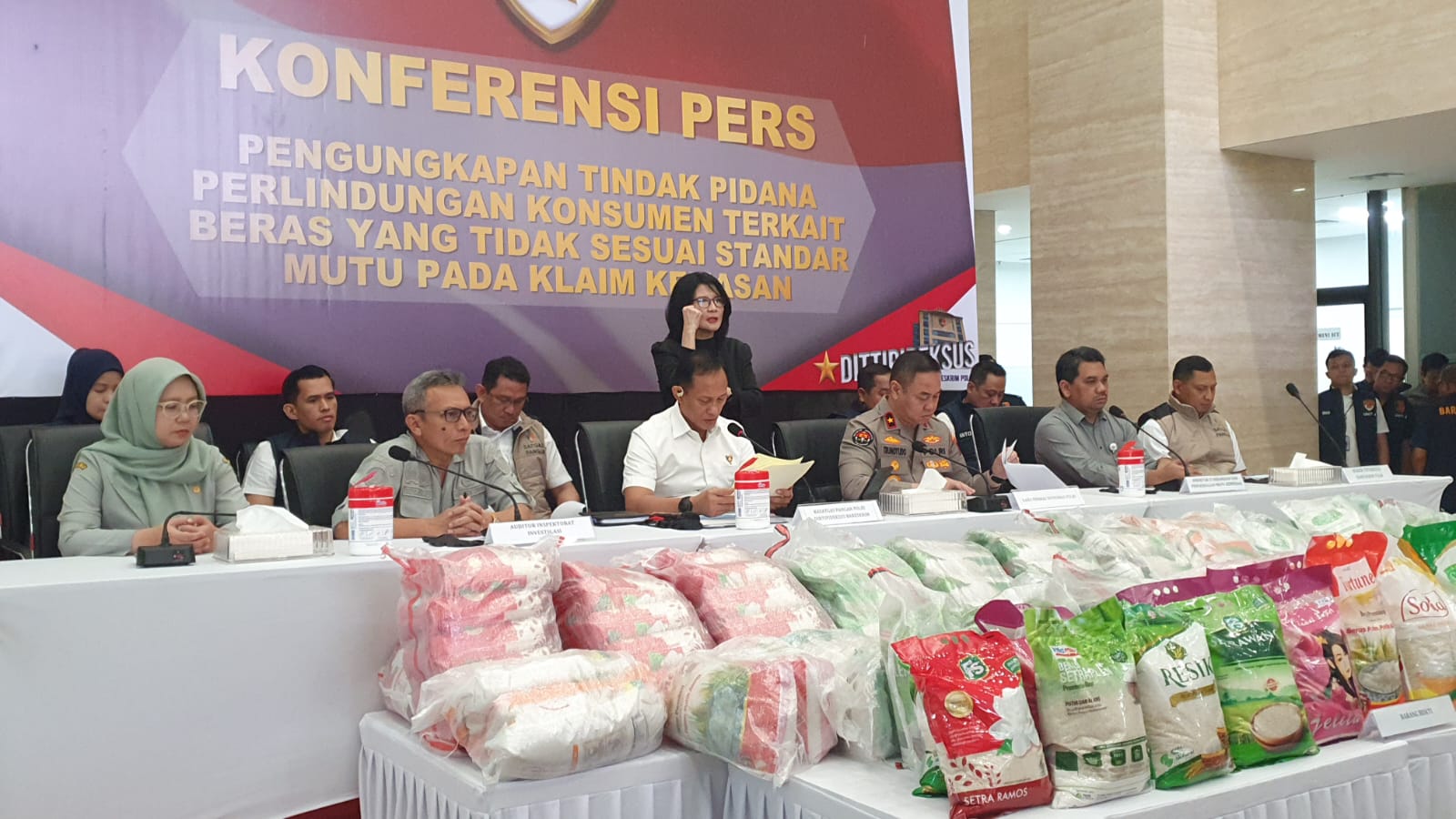 Konferensi pers Bareskrim Polri terkait beras oplosan. (BeritaNasional/Bachtiar)