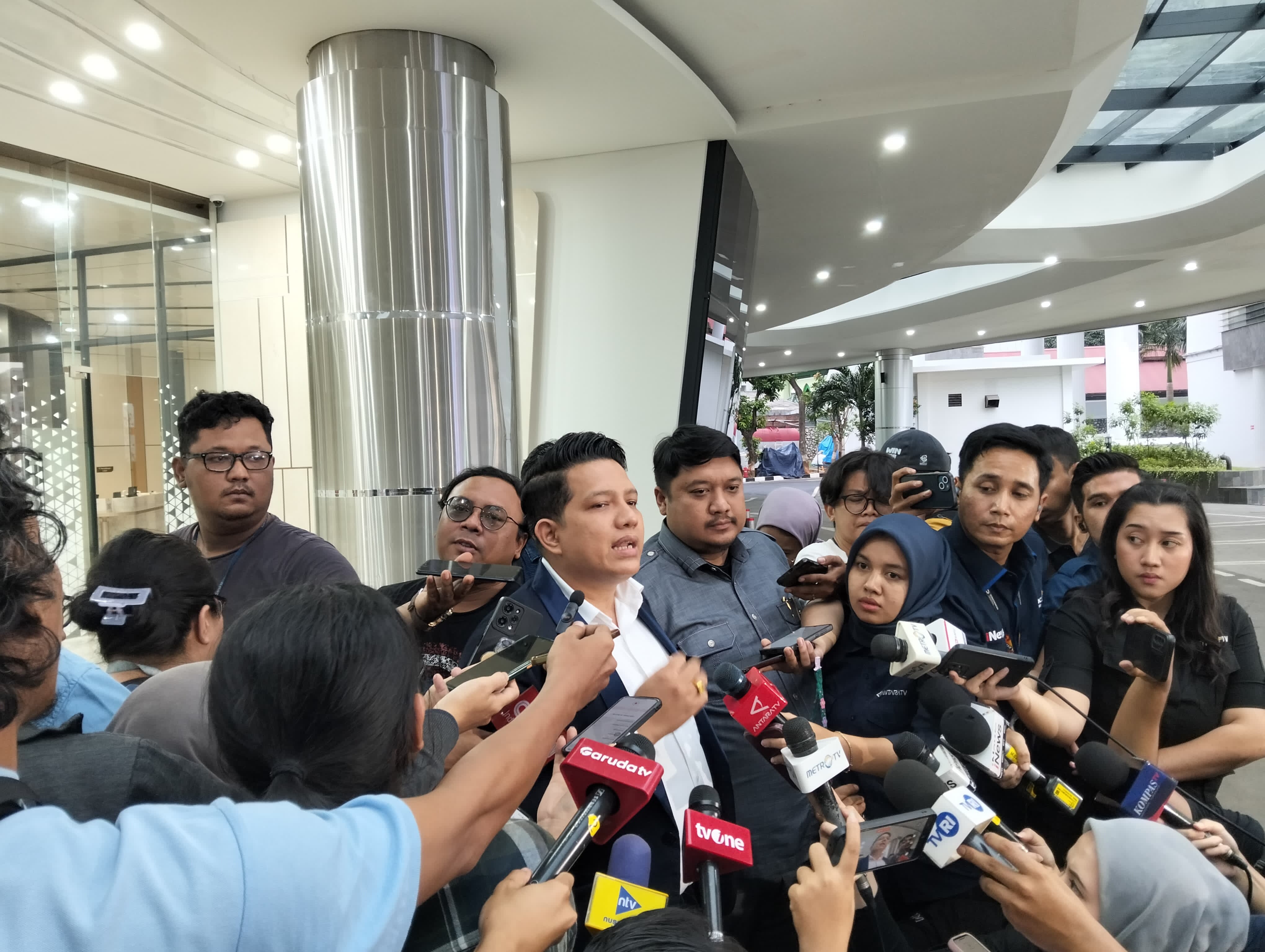 Pengacara Ibrahim Arief, Indra Haposan Sihombing, saat diwawancarai. (BeritaNasional/Bachtiarudin Alam)