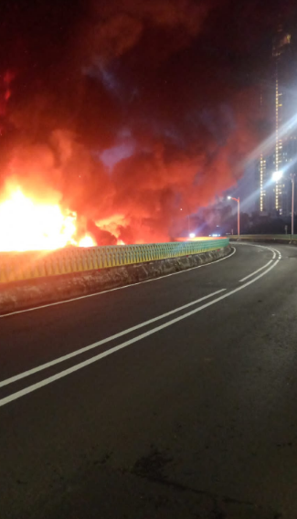 Jalur bus Transjakarta koridor 13 tidak berfungsi akibat kebakaran di Pasar Taman Puring, Jaksel. (Foto/Istimewa)