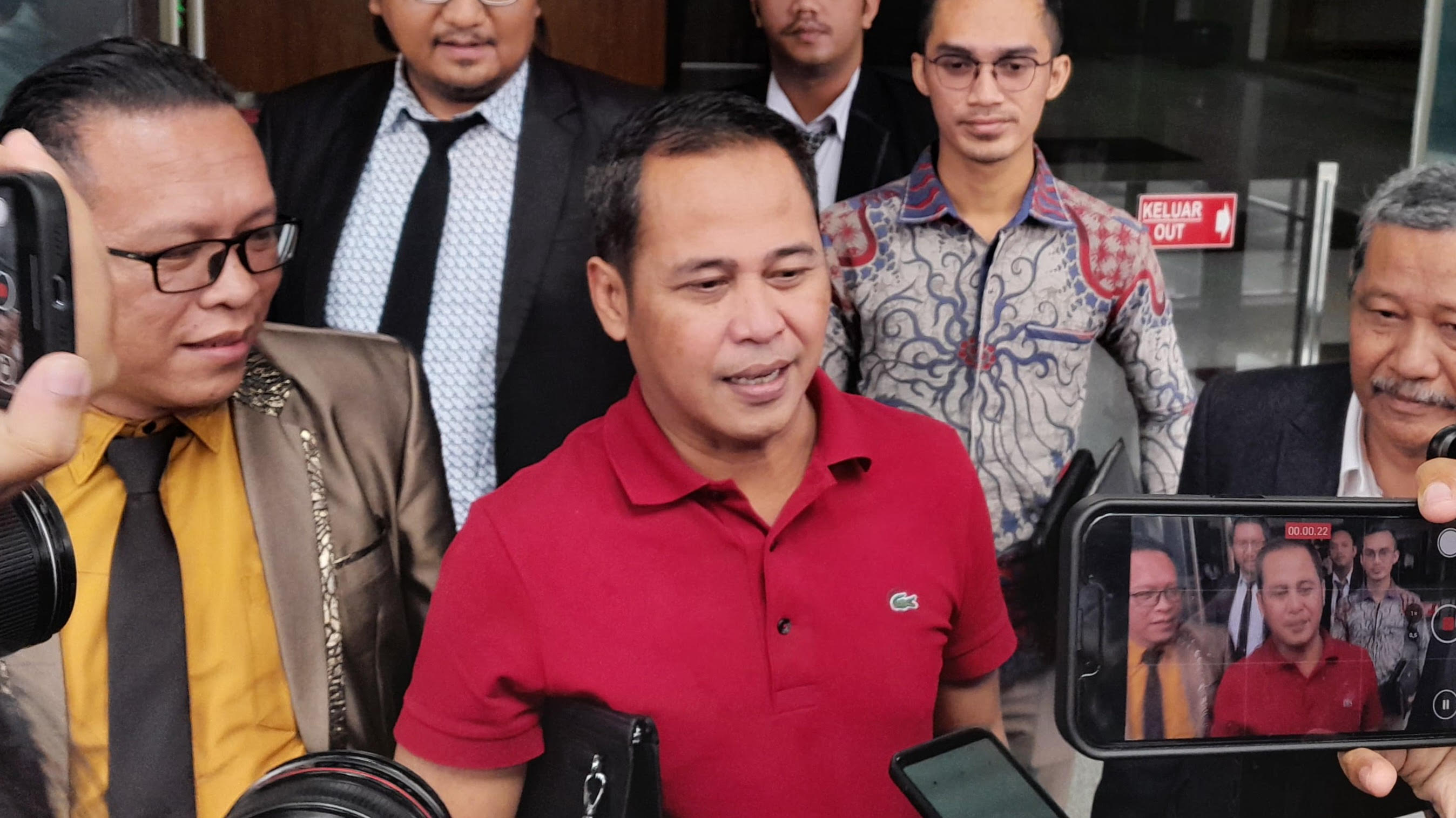 Advokat PDIP Donny Tri Istiqomah saat diwawancarai. (BeritaNasional/Panji Septo)