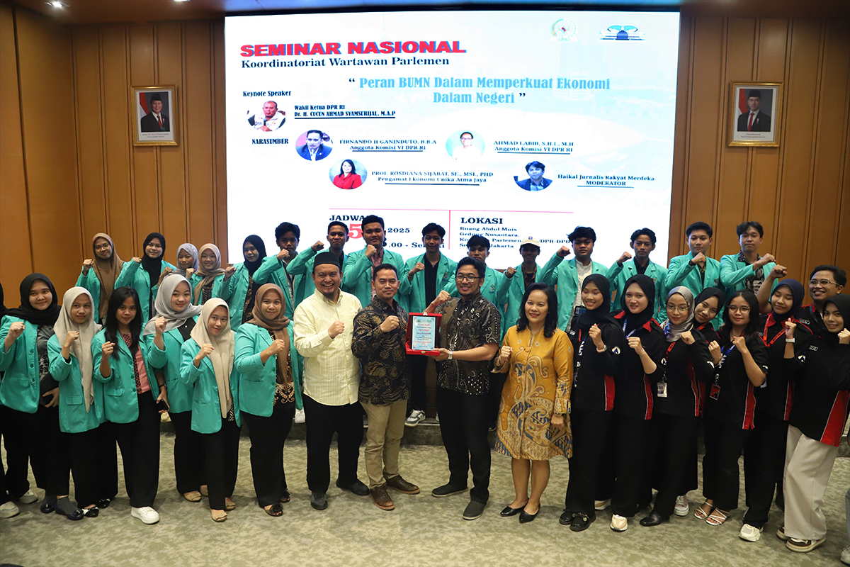Seminar Nasional dengan tema “PERAN BUMN DALAM MEMPERKUAT EKONOMI DALAM NEGERI”. (BeritaNasional/Elvis Sendouw)