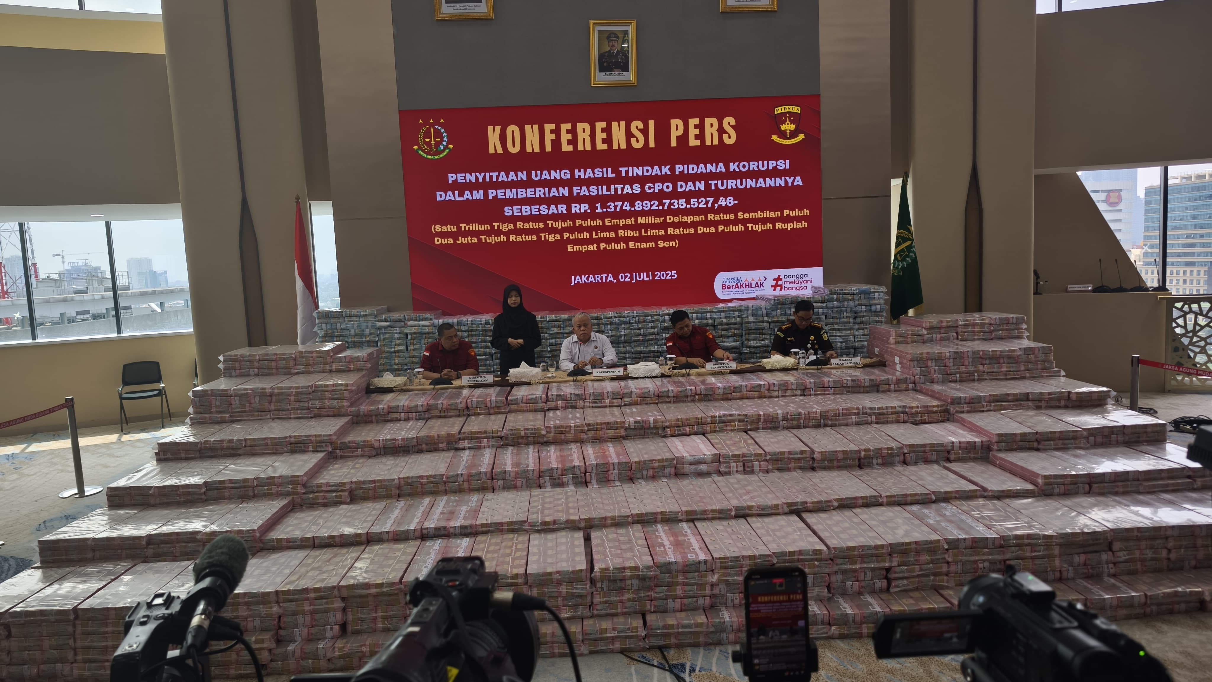 Uang senilai Rp1triliun lebih dipamerkan Kejagung hasil sitaan kasus CPO. (BeritaNasional/Bachtiarudin)