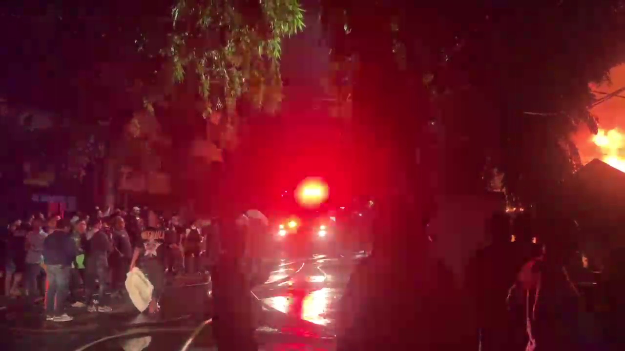Kebakaran hebat di Pasar Taman Puring, Jakarta Selatan, berdampak pada kemacetan arus lalu lintas. (Beritanasional/Bachtiarudin Alam)