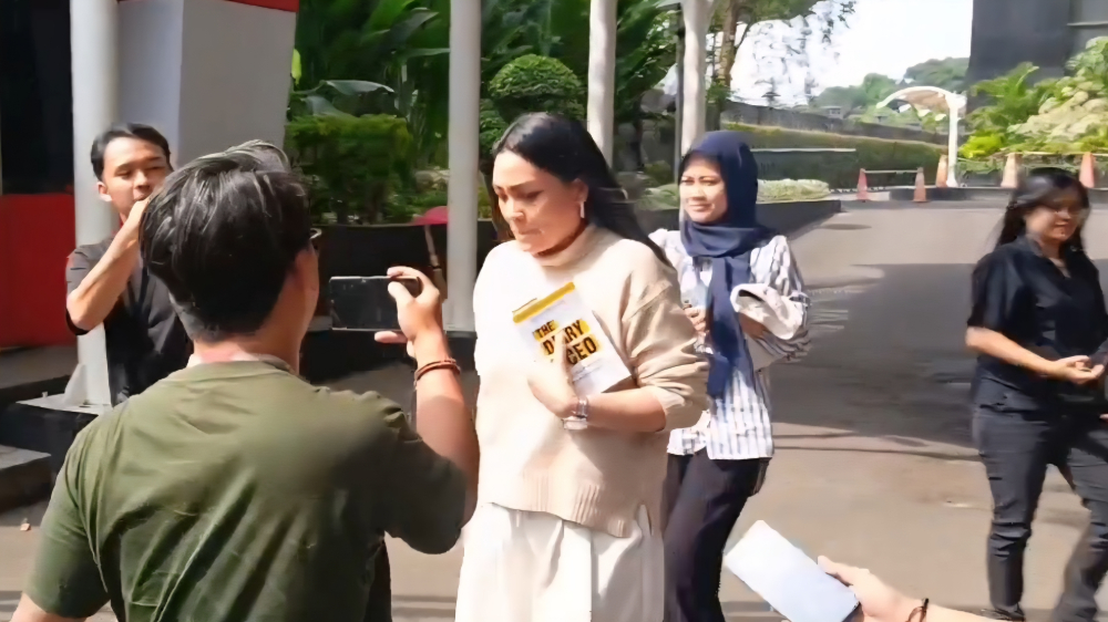 Mantan anak buah Hanif Dhakiri, Maria Magdalena, mendatangi KPK. (BeritaNasional/Panji)