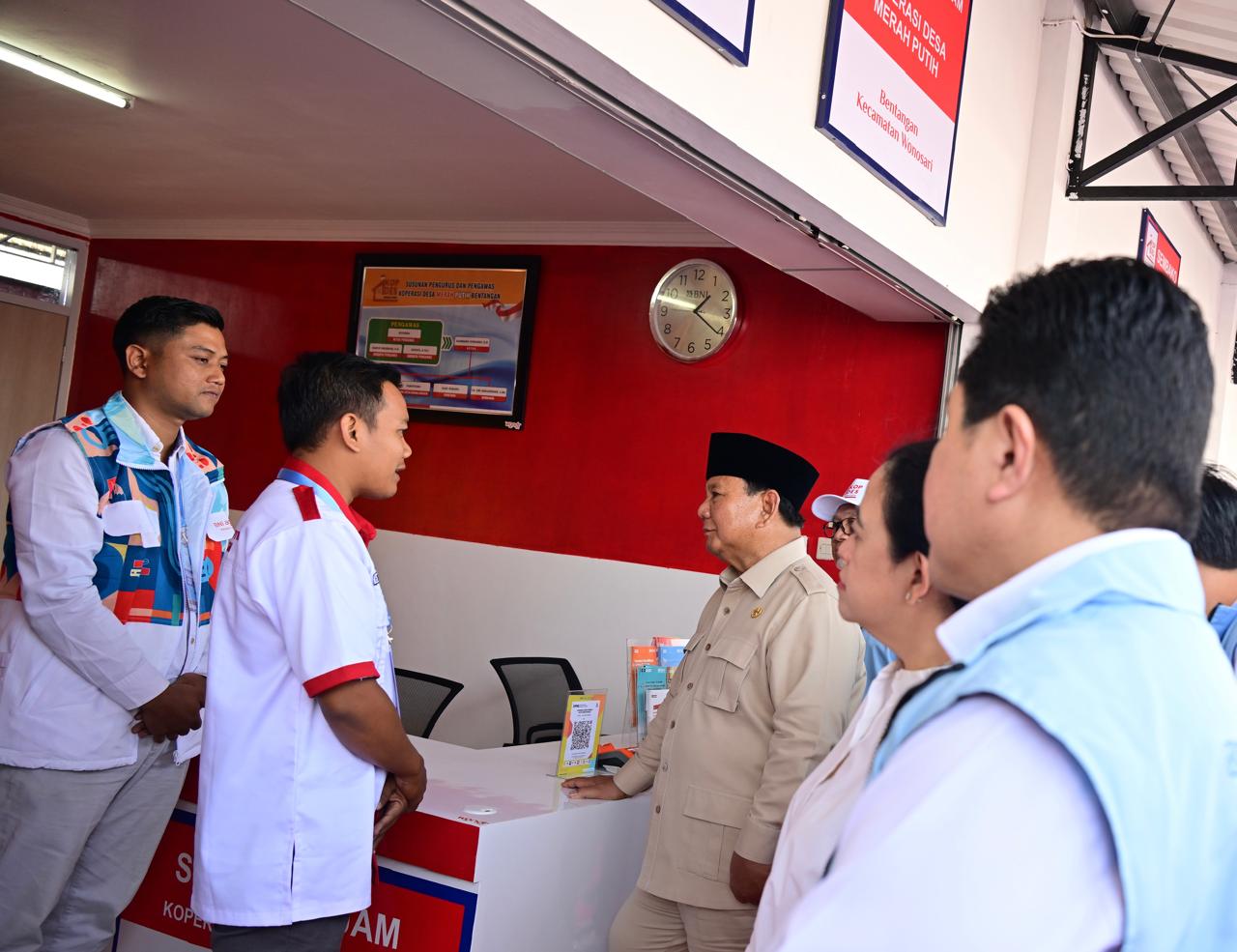 Presiden Indonesia Prabowo Subianto berdialog dengan pelaku UMKM yang tergabung dalam Koperasi Merah Putih. (Foto/BPMI)