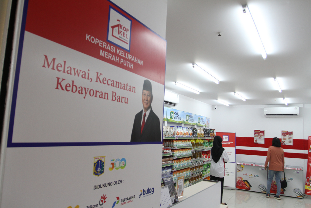 Pekerja menata produk yang dijual di gerai Koperasi Kelurahan Merah Putih Melawai, Blok M, Kebayoran Baru, Jakarta, Minggu (27/8/ 2025).   (Berita nasional.com/Oke Atmaja)