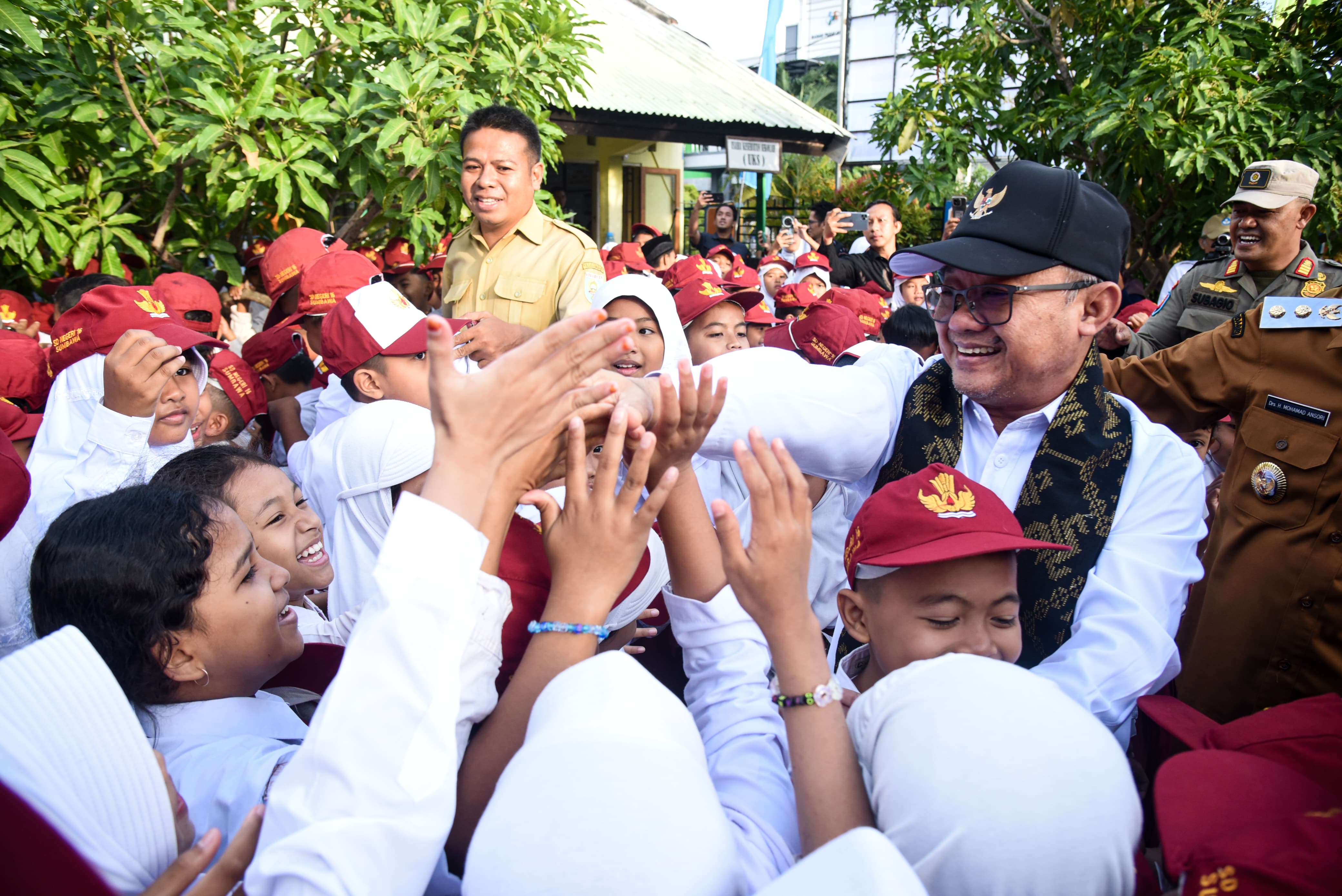 Menteri Pendidikan Dasar dan Menengah, Abdul Mu’ti, meninjau pelaksanaan Masa Pengenalan Lingkungan Satuan Pendidikan (MPLS) Ramah di Kabupaten Sumbawa. (Foto/Kemendikdasmen)
