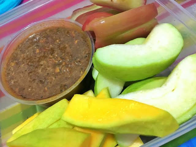 Mangga muda dan rujak (BeritaNasional/pixabay)