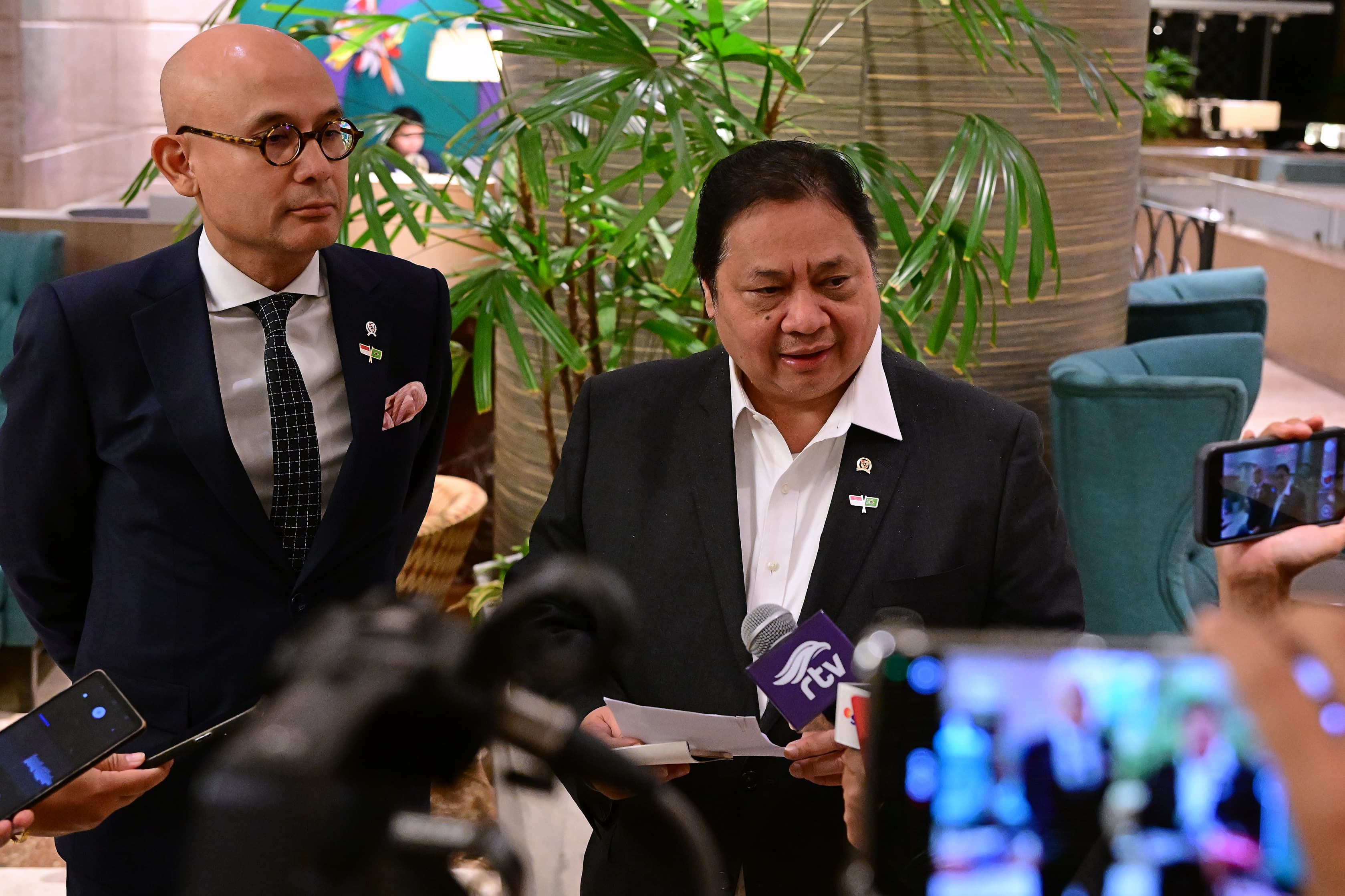 Menko Perekonomian Airlangga Hartaro saat diwawancarai. (Foto/BPMI)