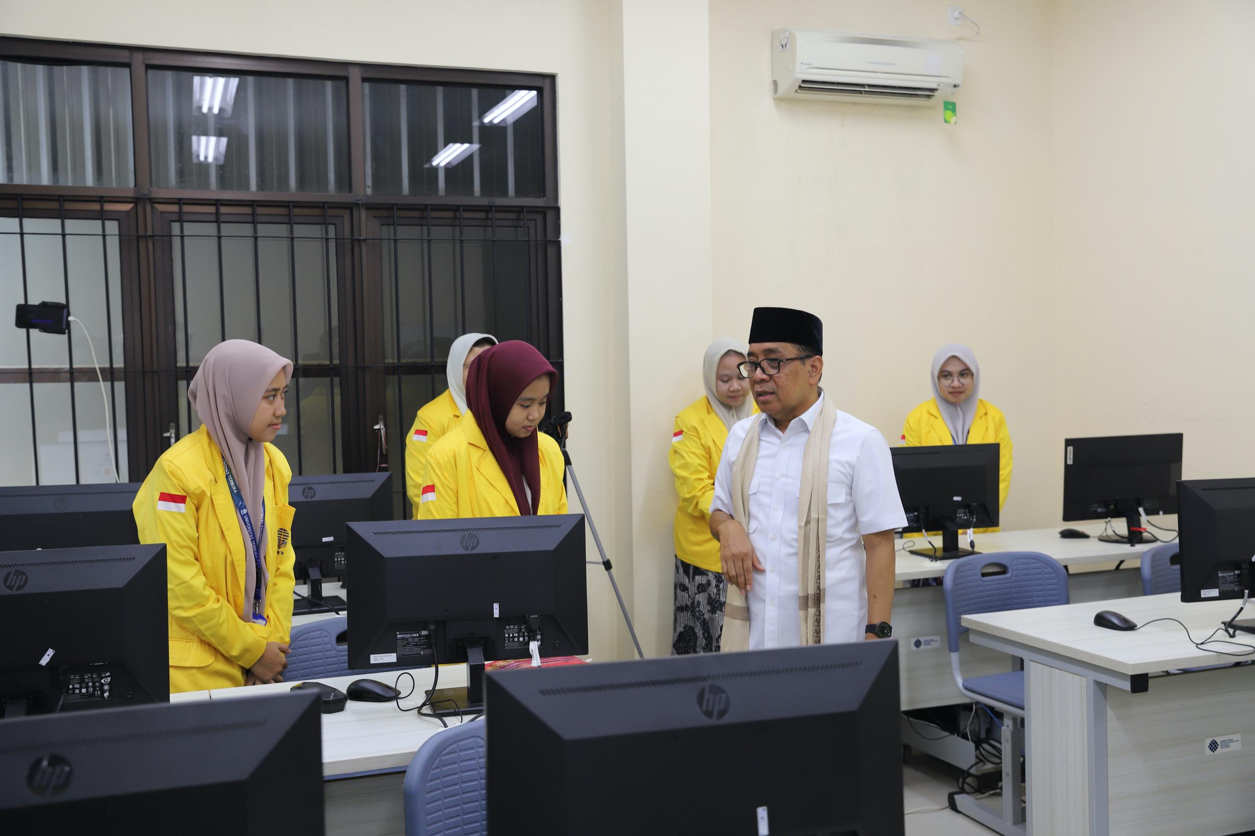 Menko PMK Pratikno saat meresmikan Sentra Layanan Universitas Terbuka (SALUT) berbasis pesantren. (Foto/Kemenko PMK)