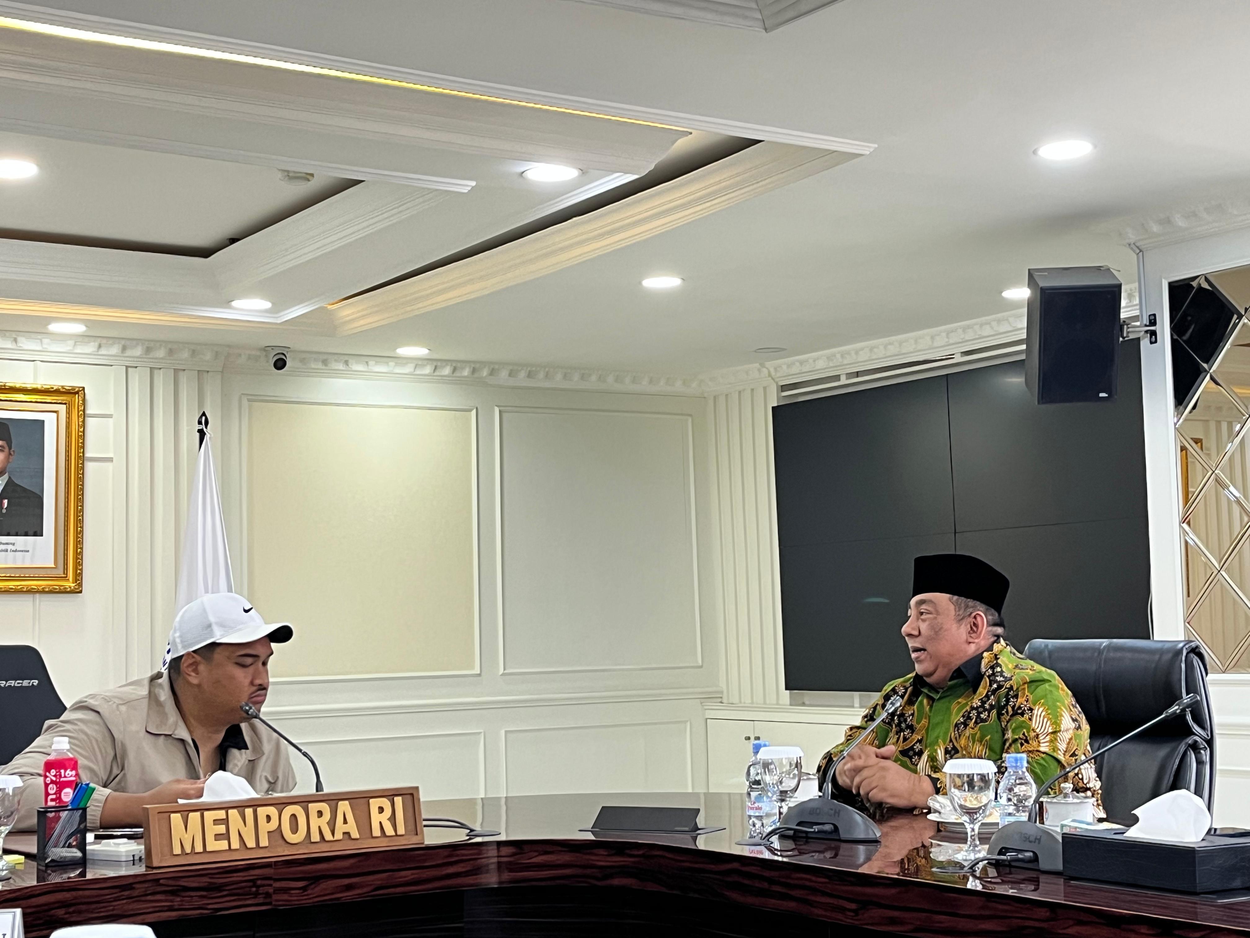 Menpora Dito Ariotedjo (kiri) berdiskusi dengan tokoh pemuda Masjid Indonesia Datuk Said Aldi Al Idrus. (Foto/Istimewa)