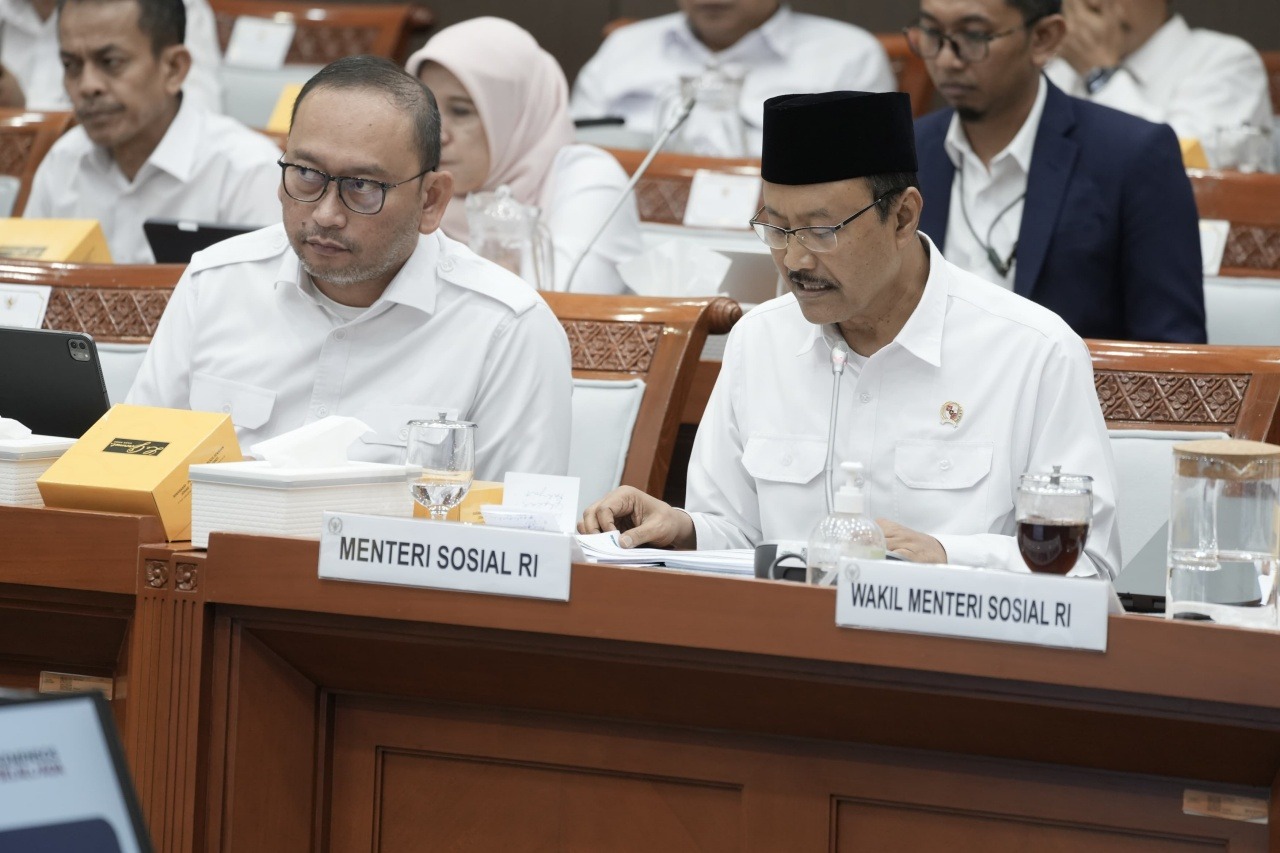 Mensos Saifullah Yusuf alias Gus Ipul (kanan) saat rapat dengan anggota DPR. (Foto/Kemensos)