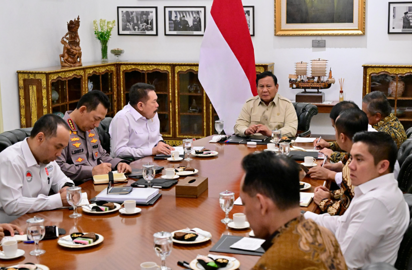Momen Presiden Prabowo Subianto memimpin rapat terbatas bersama sejumlah Menteri Kabinet Merah Putih di Istana Merdeka, Jakarta, pada Rabu, 30 Juli 2025. (Foto/doc. Setpres)