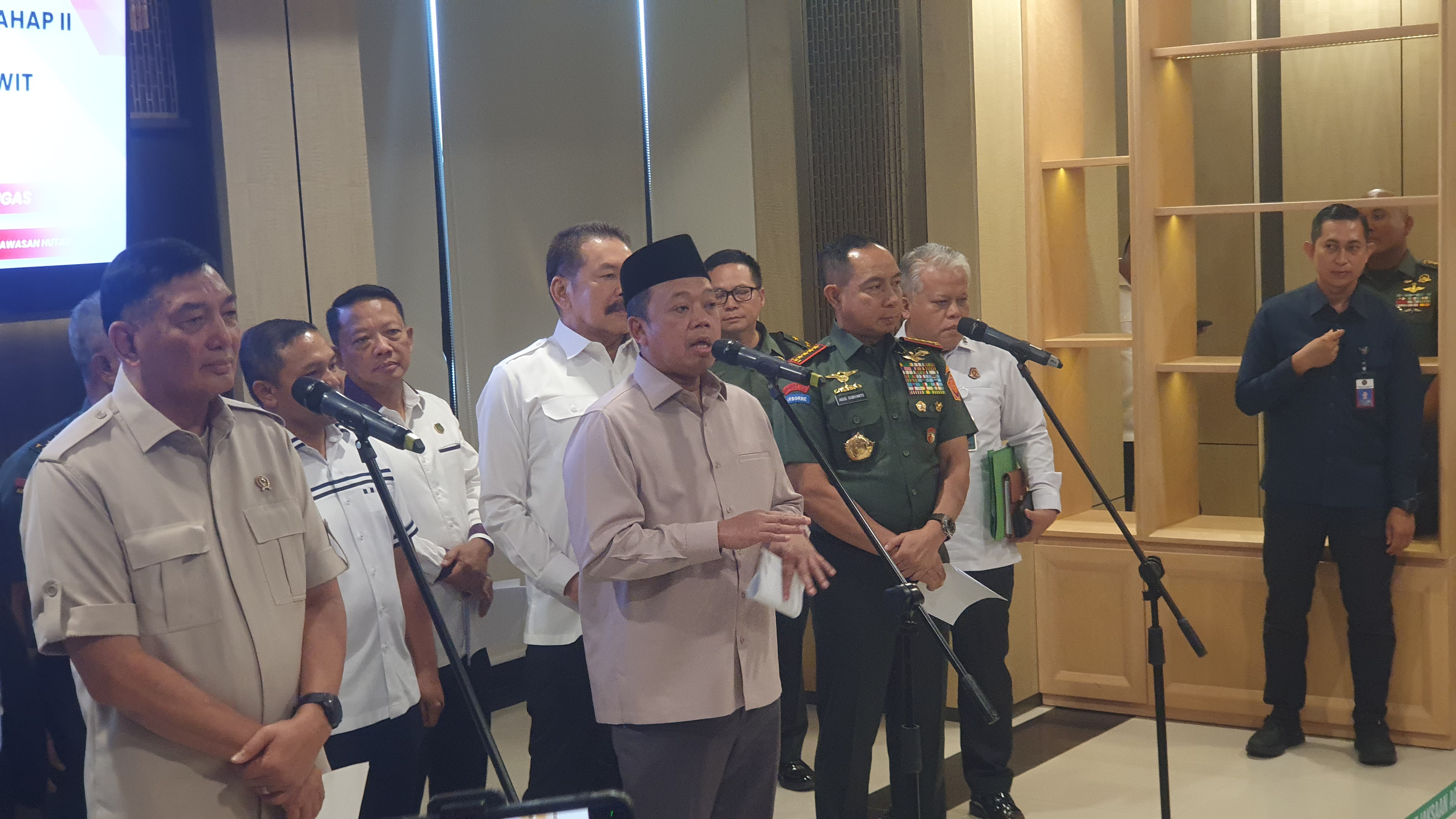 Menteri ATR/BPN Nusron Wahid (tengah) saat memberikan keterangan. (BeritaNasional/Bachtiarudin Alam)