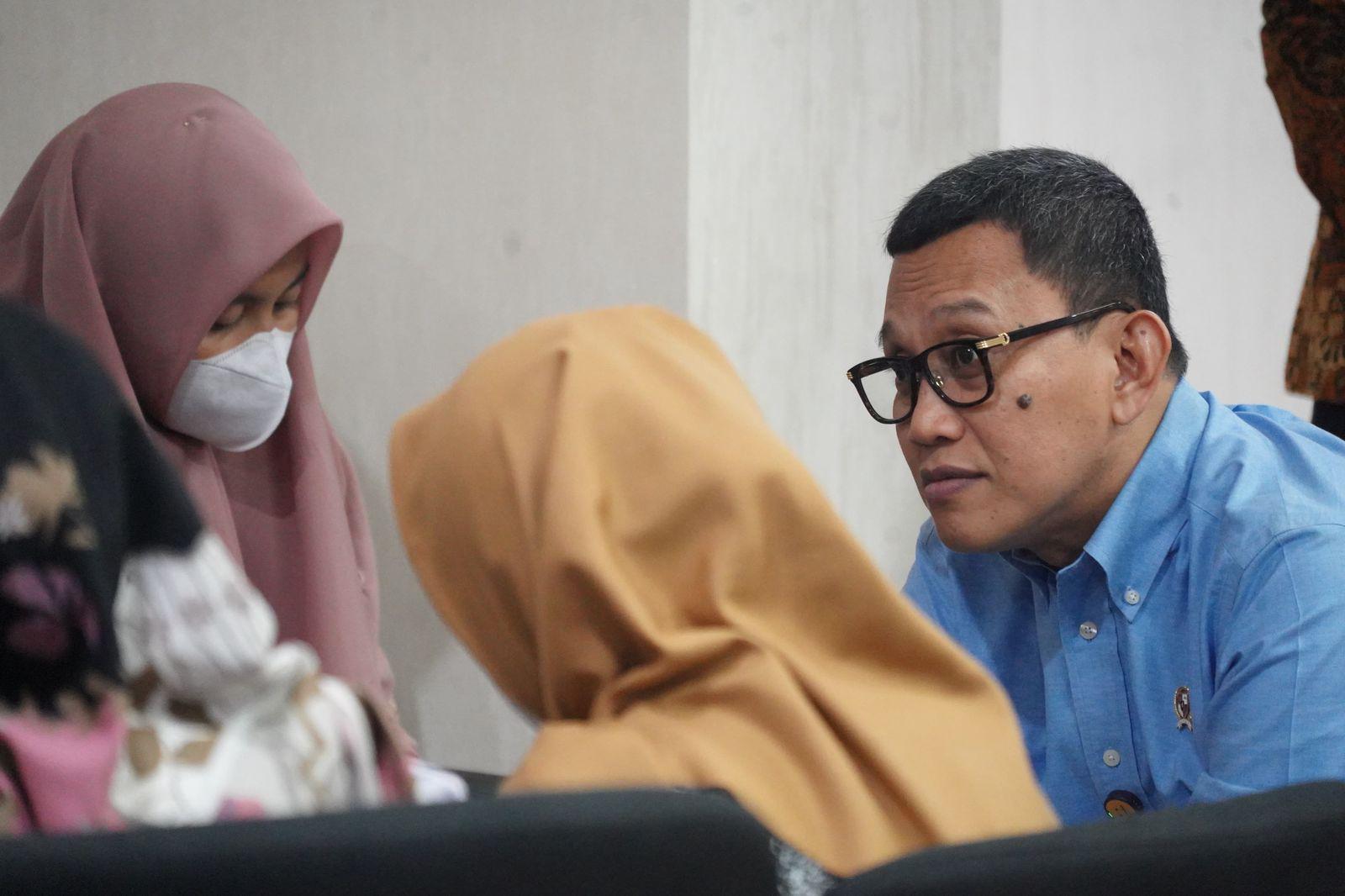 Menteri Pelindungan Pekerja Migran Indonesia (P2MI) Abdul Kadir Karding mendengarkan keluhan pekerja ilegal yang  berhasil digagalkan keberangkatannya. (BeritaNasional/Elvis Sendouw/HO Hms P2MI)