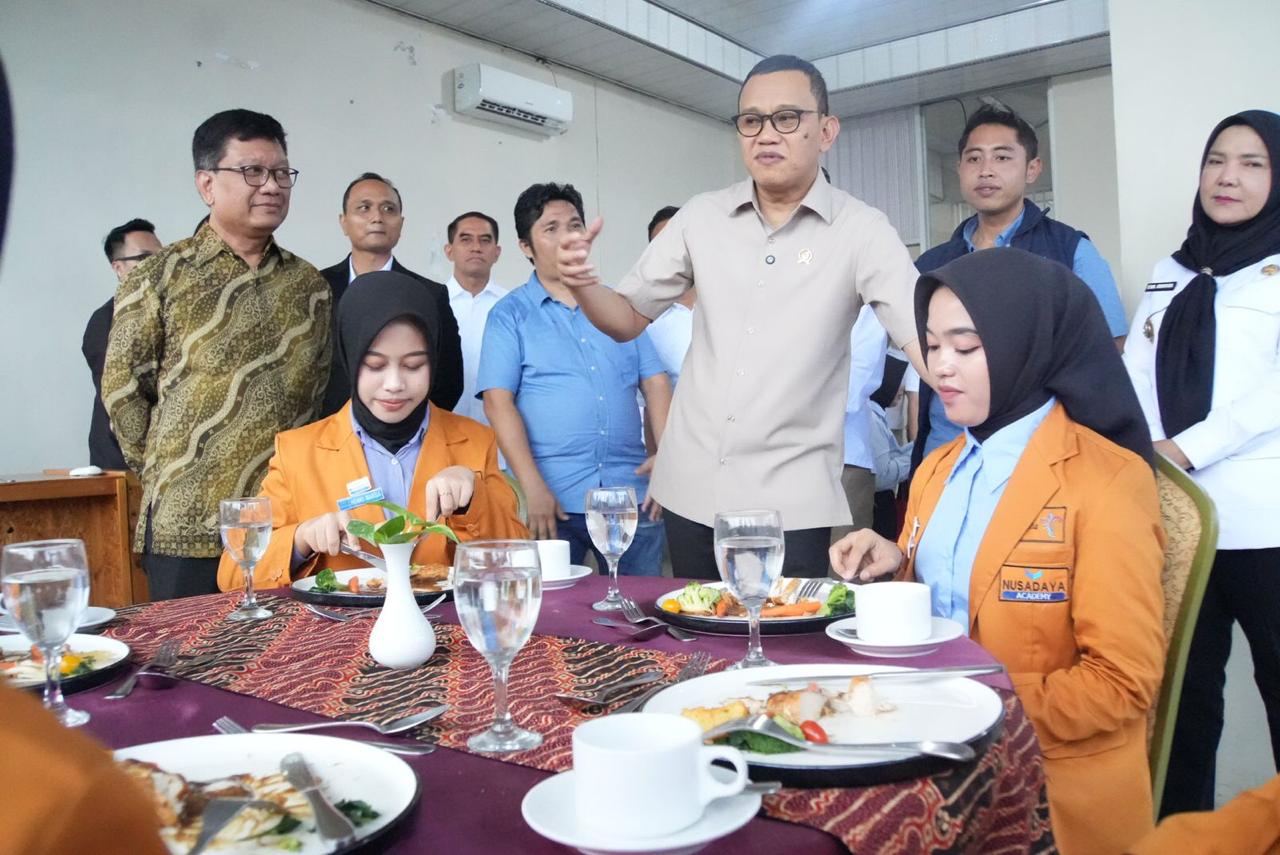 Menteri P2MI Abdul Kadir Karding mengunjungi pusat pelatihan Nusa Daya Academy di Bandar Lampung, Provinsi Lampung. (BeritaNasional/Elvis Sendouw/HO Hms P2MI)