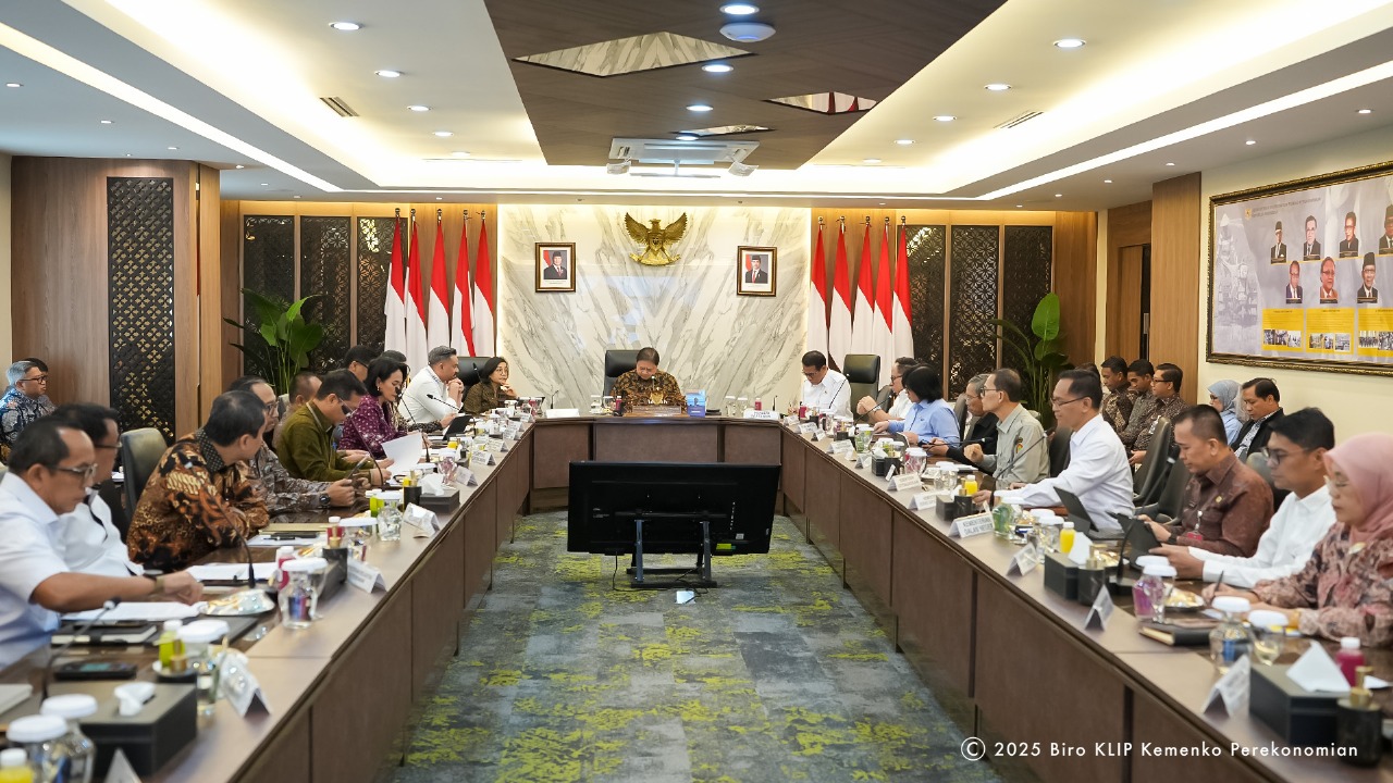 Rapat Menteri Koordinator (Menko) Bidang Perekonomian Airlangga Hartarto dengan sejumlah Menteri di kantor Kemenko Perekonomian(BeritaNasional/Elvis Sendouw/HO Hms P2MI)