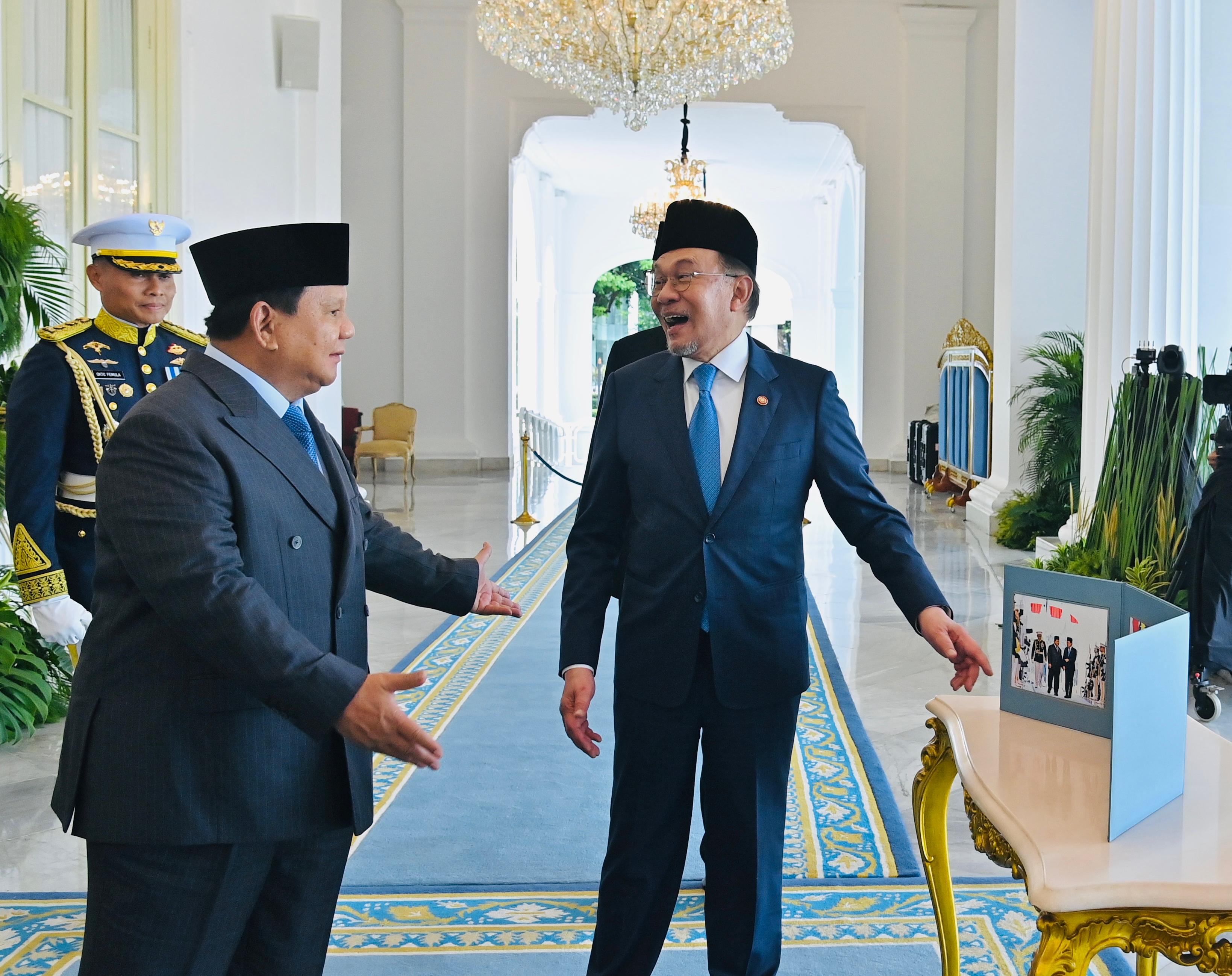 Presiden Indonesia Prabowo Subianto (kiri) bersama PM Malaysia Anwar Ibrahim di Istana Merdeka, Jakarta. (Foto/BPMI)