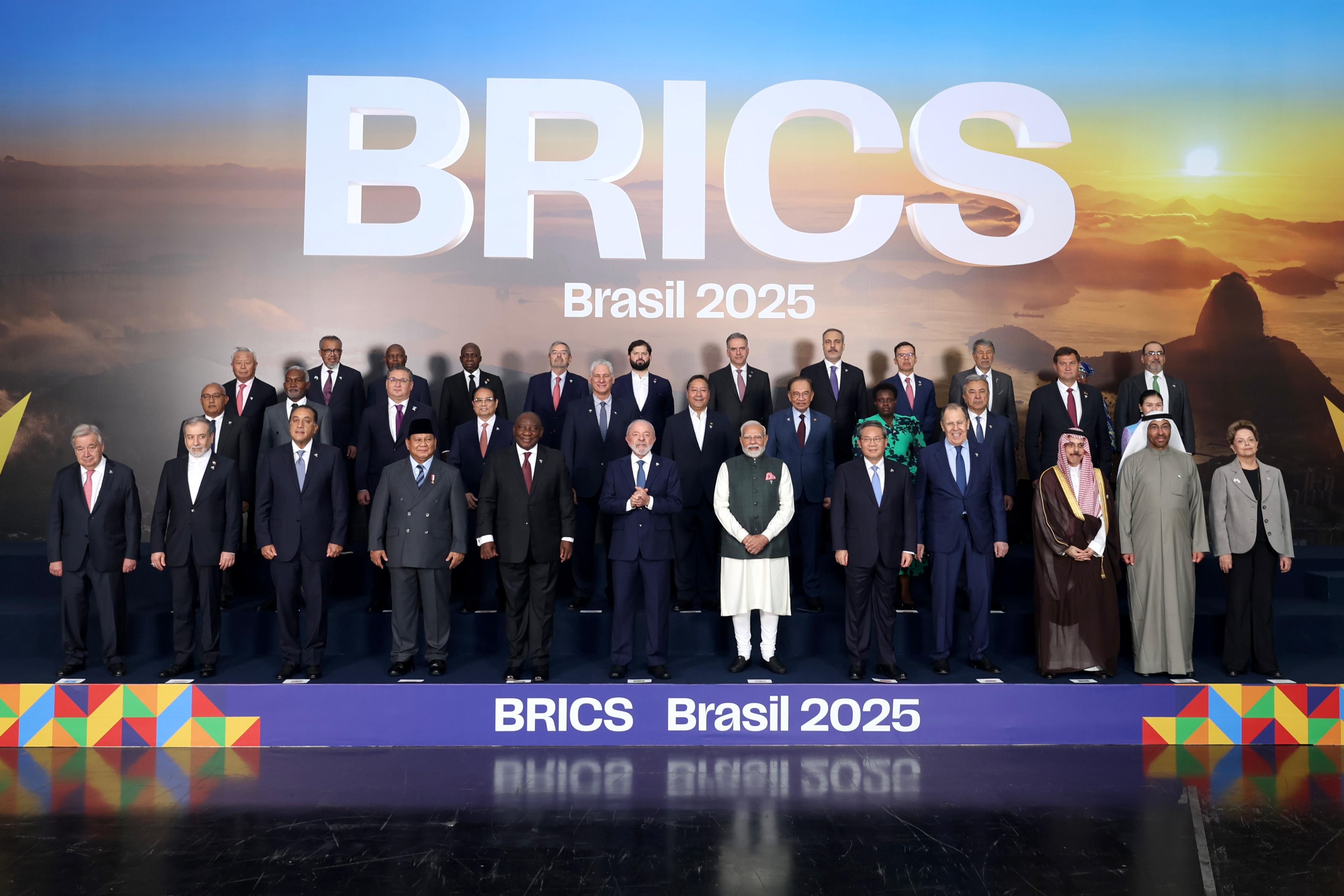 Momen Prabowo Tampil di Barisan Terdepan saat Foto Resmi KTT BRICS 2025 Brasil. (Foto/Tim Media Prabowo)