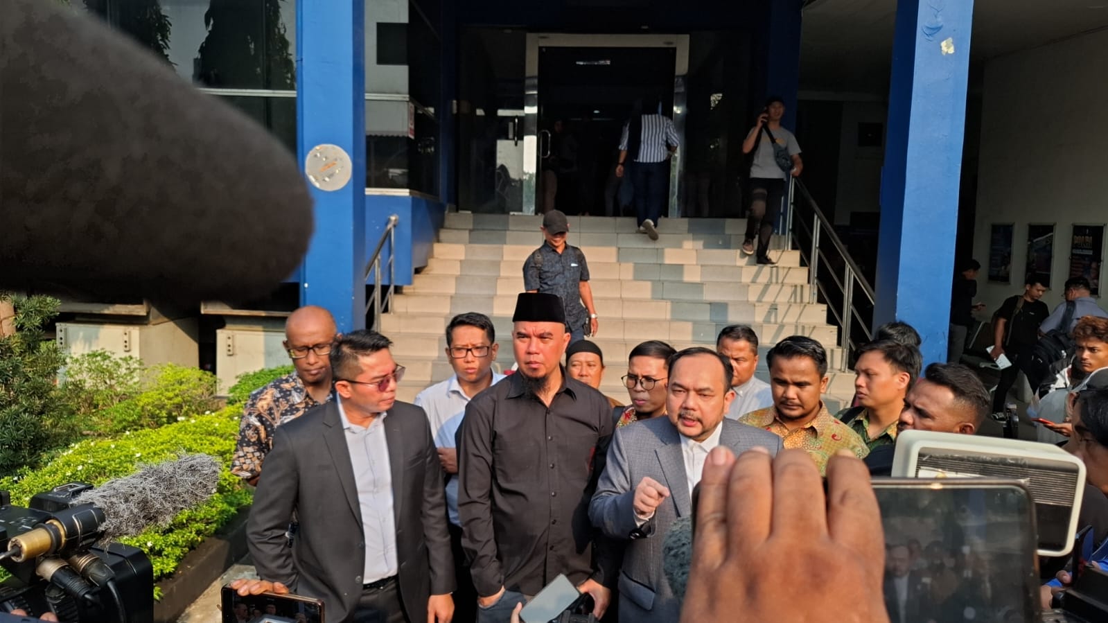 Musisi sekaligus politikus Ahmad Dhani (dua dari kiri) di Mapolda Metro Jaya. (BeritaNasional/Bachtiarudin Alam)