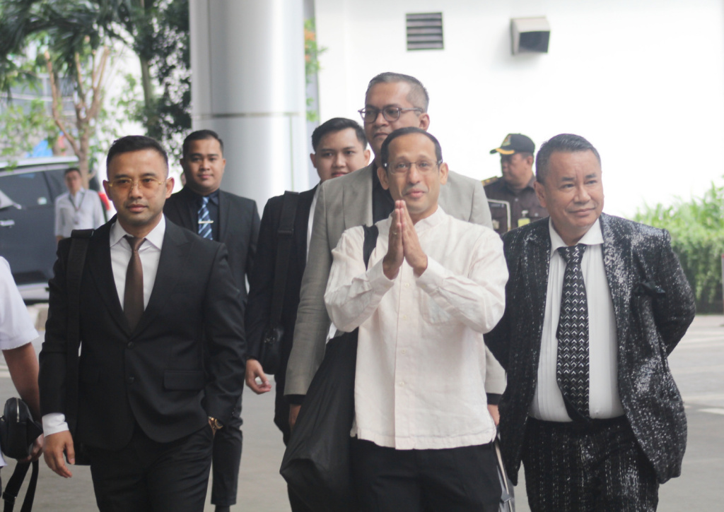 Mantan Menteri Pendidikan, Kebudayaan, Riset, dan Teknologi (Mendikbudristek) 2019-2024 Nadiem Makarim tiba untuk memenuhi panggilan pemeriksaan di Jampidsus, Kejaksaan Agung, Jakarta Selatan, Selasa (15/7/2025). (Beritnasional.com/Oke Atmaja)