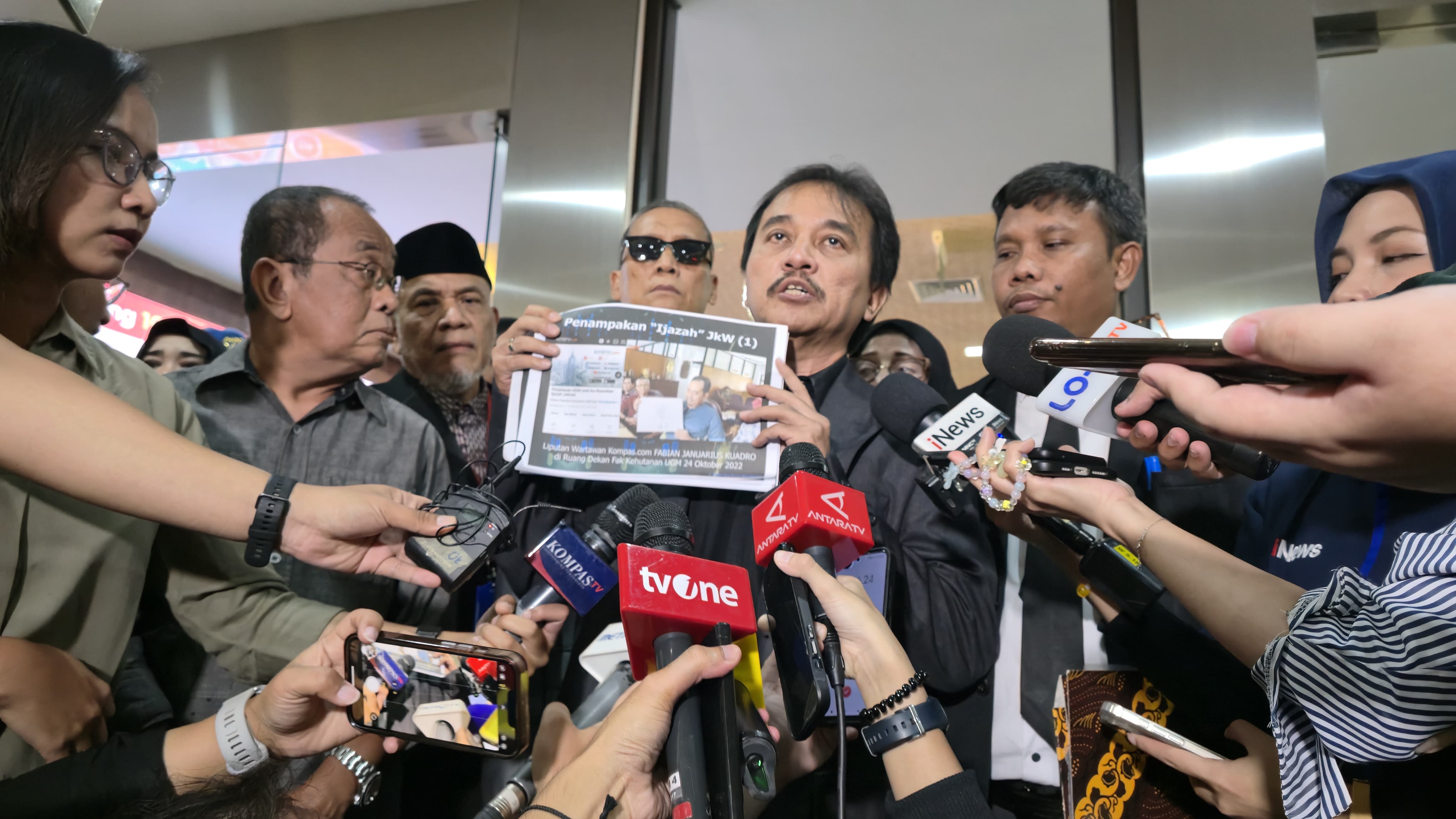 Pakar Telematika Roy Suryo saat diwawancarai. (BeritaNasional/Bachtiarudin Alam)