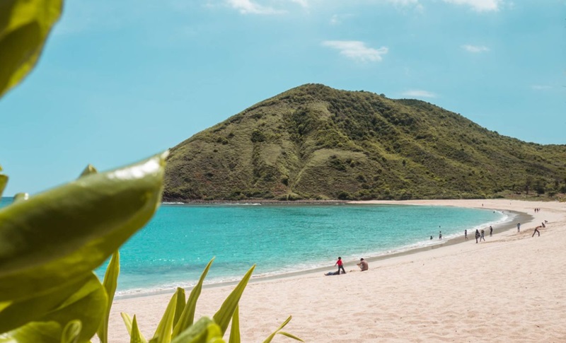 Pantai Tanjung Aan Tetap Jadi Area Publik Pantai Tanjung Aan (Foto/Pinterest)