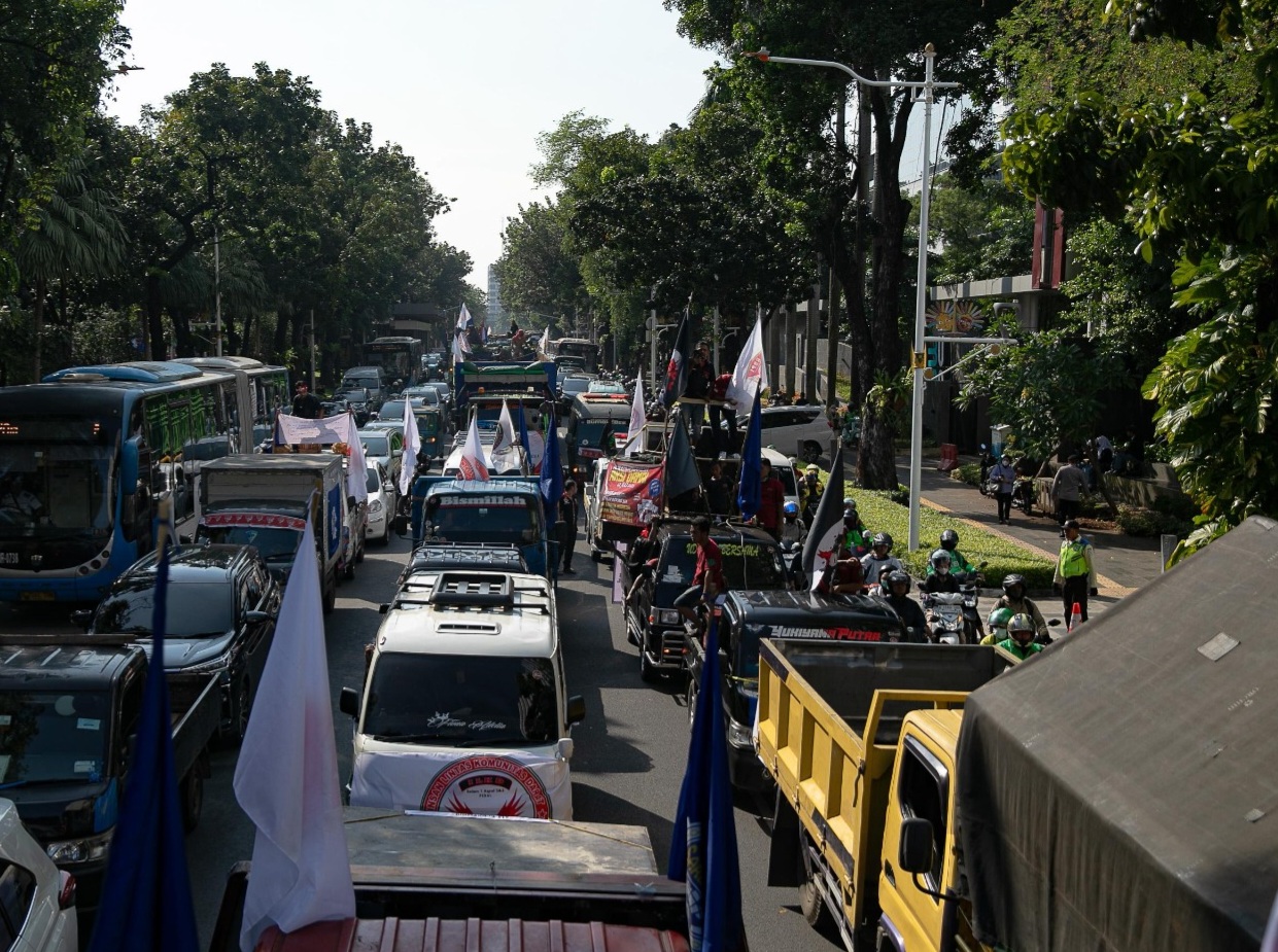 Para sopir truk berdemo di DPR dan Kemenhub. (BeritaNasional/Bachtiarudin Alam)