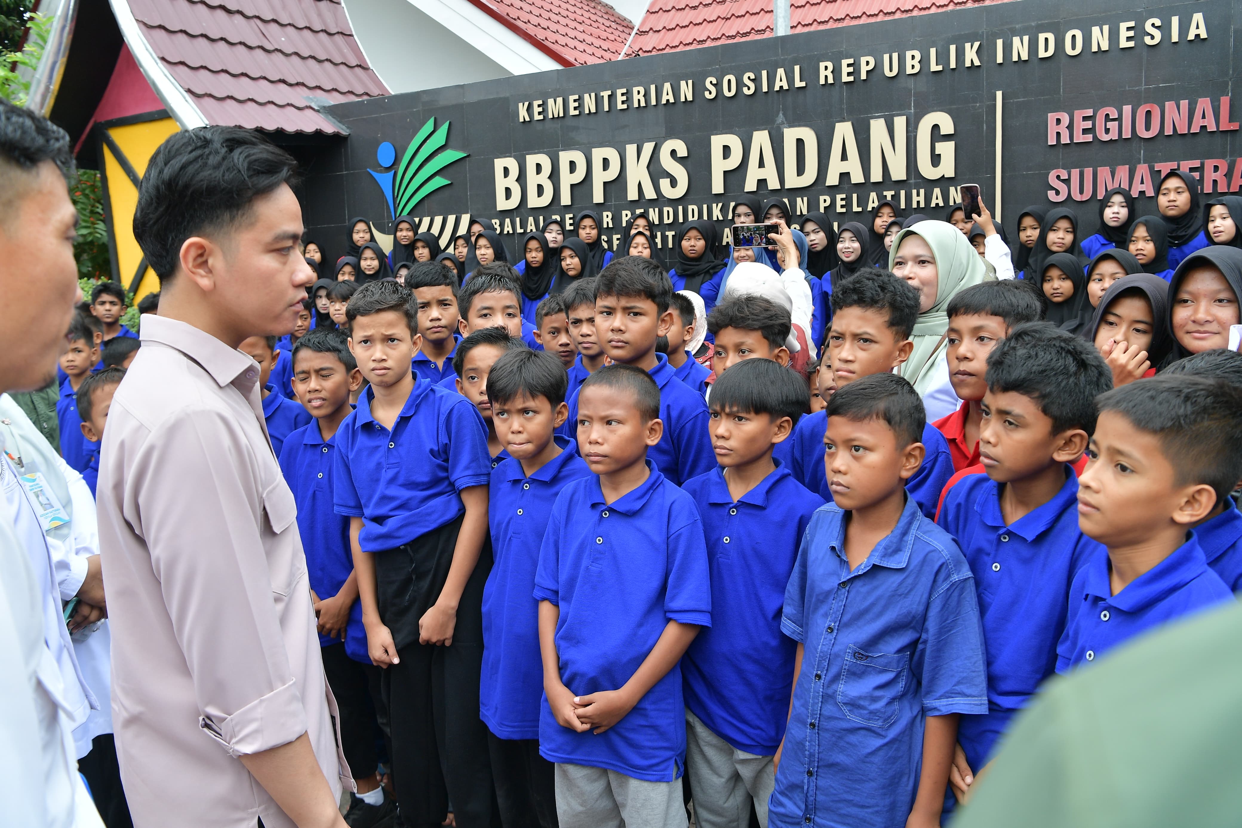 Wakil Presiden (Wapres) Gibran Rakabuming meninjau Sekolah Rakyat Menengah Pertama (SRMP) 4 Padang. (BeritaNasional/Elvis Sendouw/HO Setwapres)