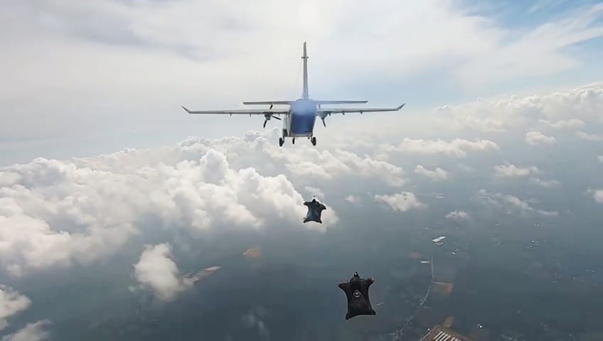 Pasukan Kopasgat sedang melakukan aksi di udara dengan kemampuan wingsuit. (Foto/Istimewa)